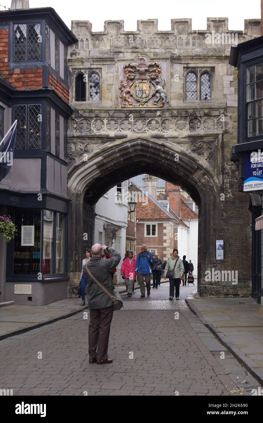 Salisbury, Großbritannien: Ein Mann fotografiert den gotischen Torbogen auf dem Salisbury Walk Stockfoto