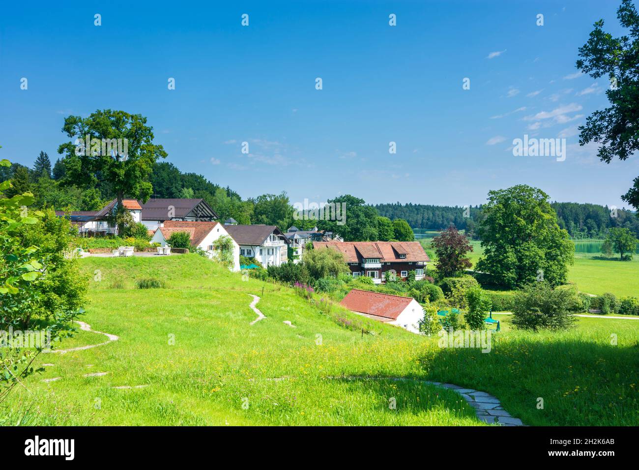 Iffeldorf: Privatklinik Lauterbacher Mühle am Großen Ostersee der Osterseen in Oberbayern, Bayern, Bayern, Deutschland Stockfoto