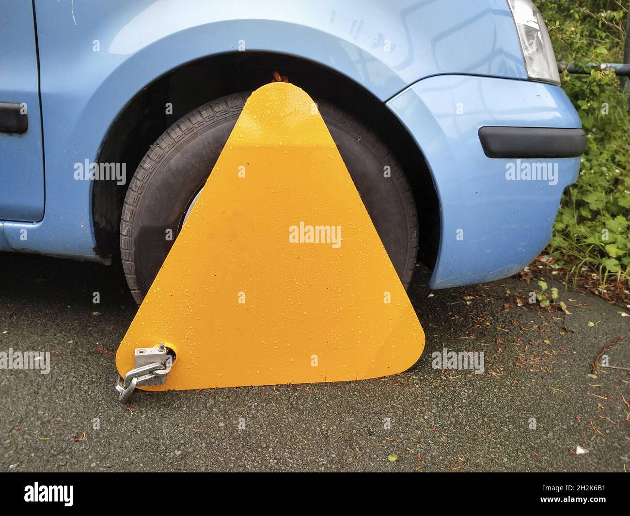 Nahaufnahme einer Radklemme vor dem Autorad Stockfoto