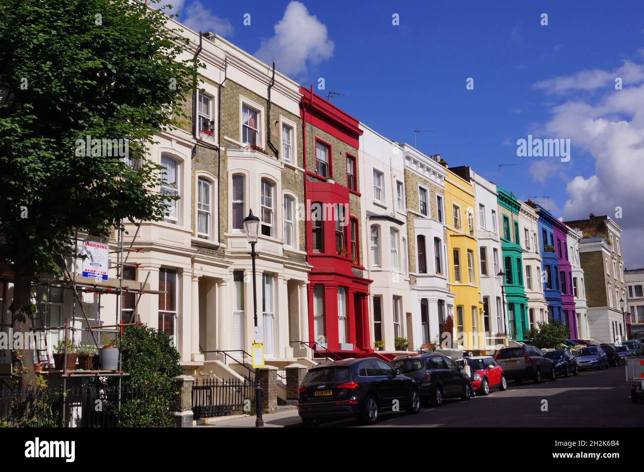 London, Großbritannien: Eine Reihe von farbigen Häusern in der Lancaster Road, Notting Hill Stockfoto