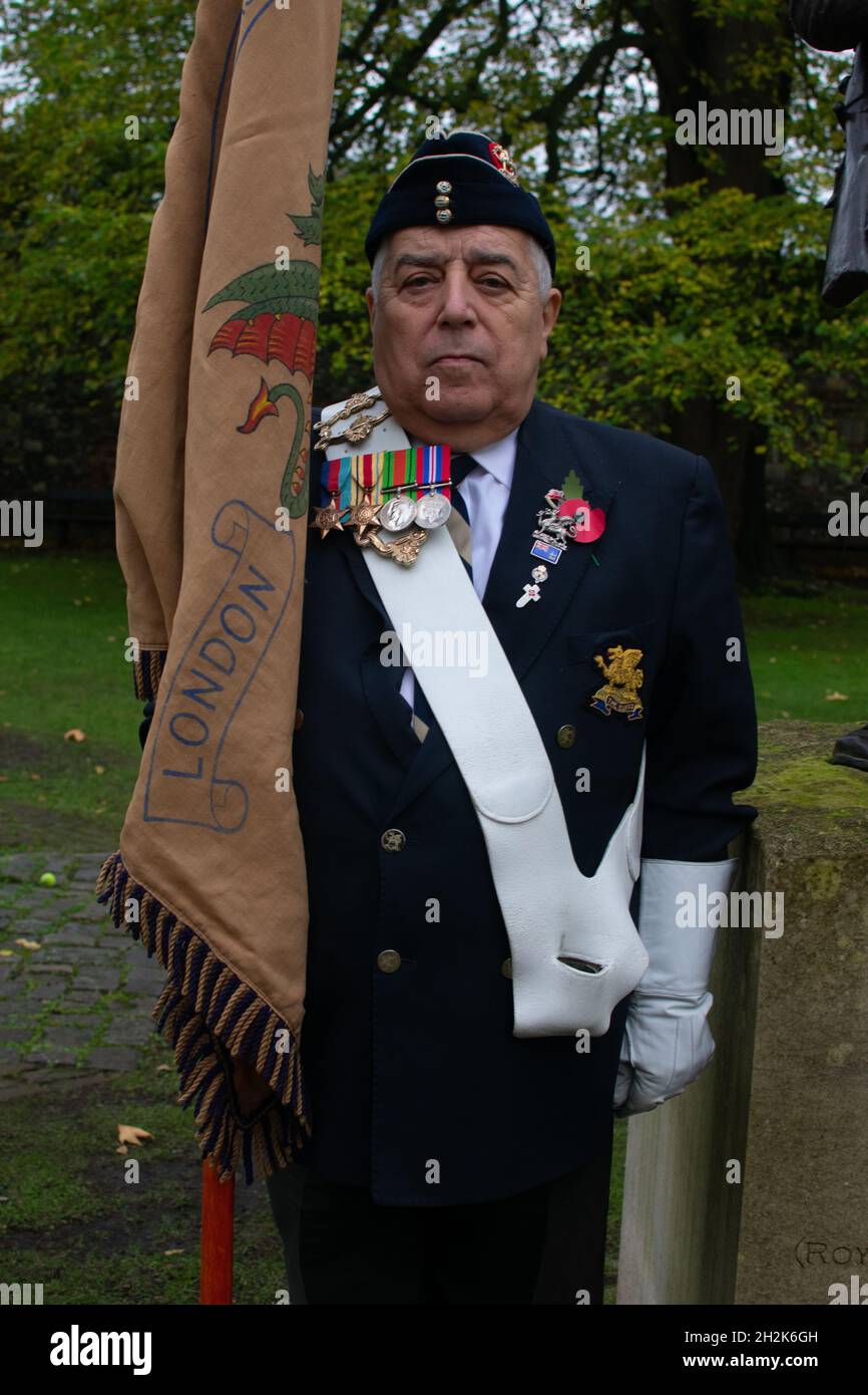 Queen's own Buffs, The Royal Kent Regiment, Waffenstillstandstag 2019 in der Kathedrale von Canterbury. Das Regiment bestand aus Büffeln (Royal East Kent Regiment) Stockfoto