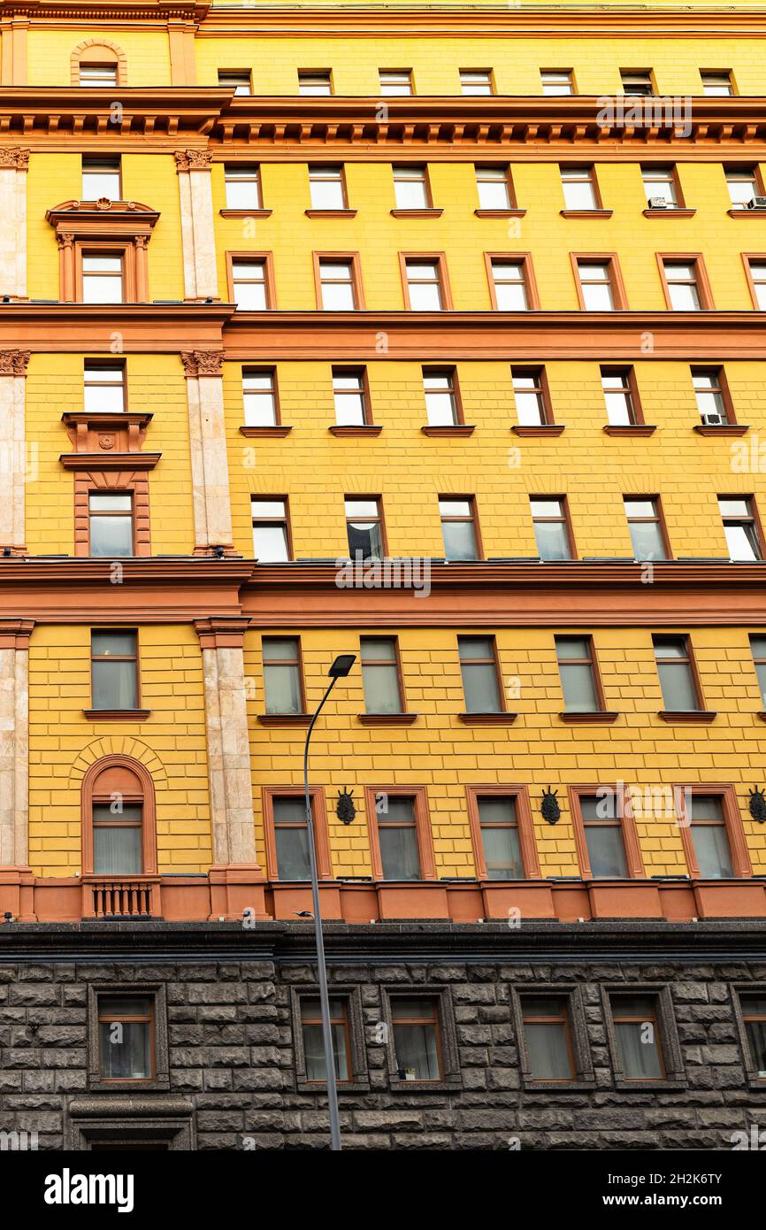 Gelbe Fassade des Gebäudes des Föderalen Sicherheitsdienstes der Russischen Föderation (FSB RF) auf der Straße Bolshaya Lubyanka in der Stadt Moskau am Abend Stockfoto