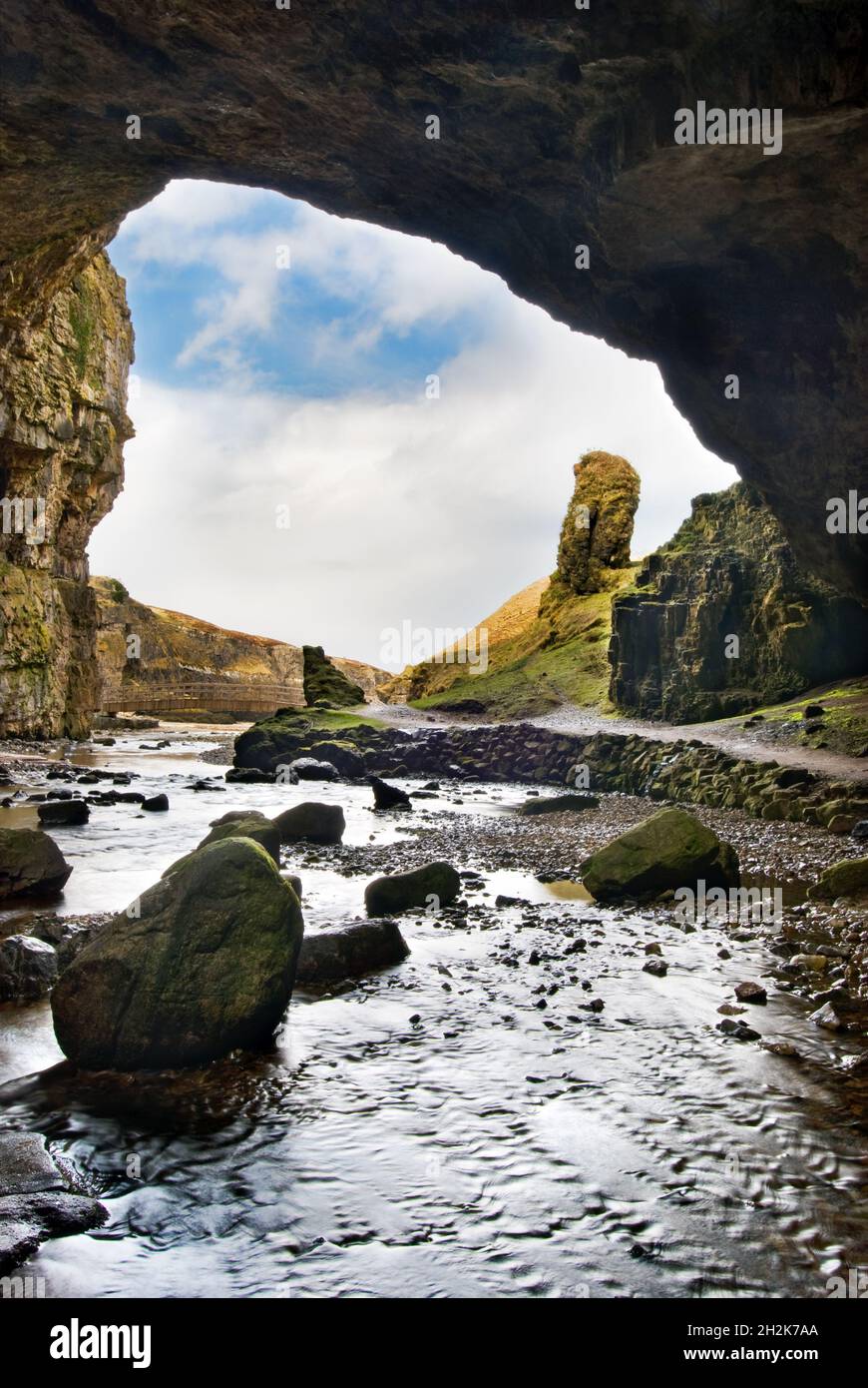Smoo Cave, an der nördlichsten Küste Schottlands, liegt östlich von Durness im Sutherland-Distrikt, direkt an der A838 Road, Großbritannien Stockfoto
