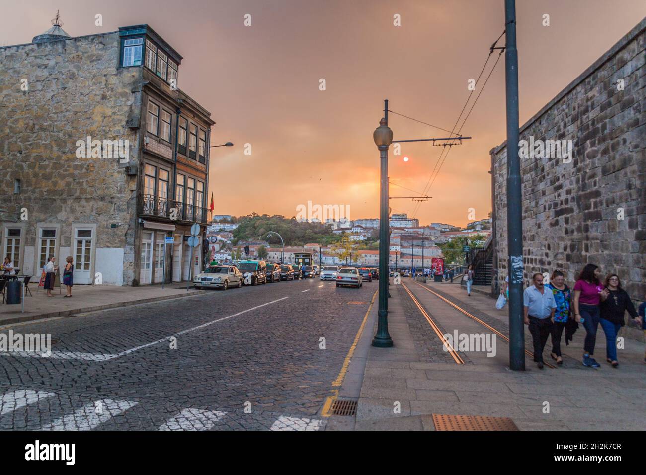 PORTO, PORTUGAL - 16. OKTOBER 2017: Infante Dom Henrique Straße in Porto, Portugal. Stockfoto