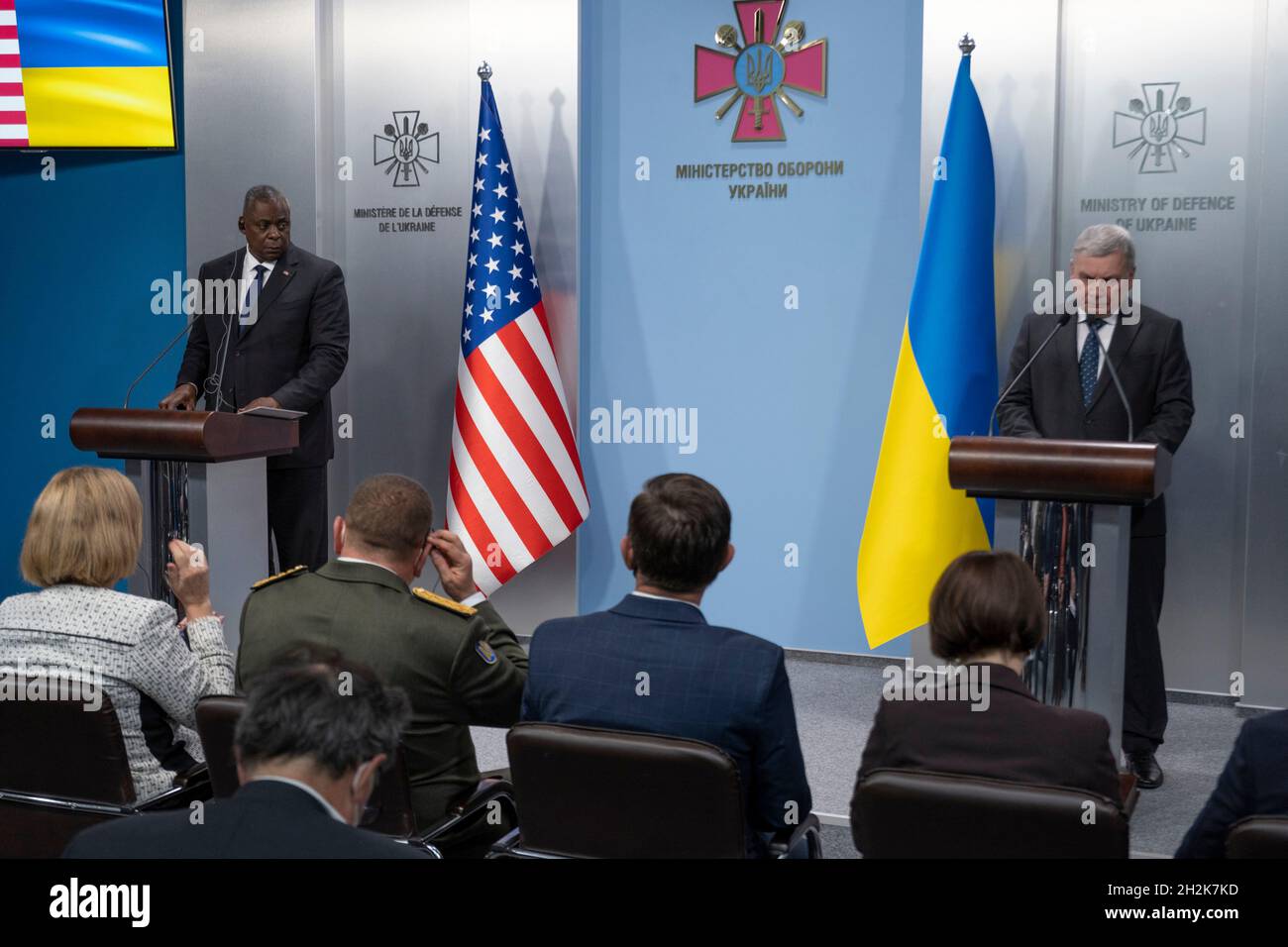 Kiew, Ukraine. 19. Oktober 2021. US-Verteidigungsminister Lloyd J. Austin III, links, während einer gemeinsamen Pressekonferenz mit dem ukrainischen Verteidigungsminister Andriy Taran nach bilateralen Gesprächen am 19. Oktober 2021 in Kiew, Ukraine. Austin ist in Kiew, um die Unterstützung der USA für Souveränität und territoriale Integrität zu bekräftigen. Quelle: Chad McNeeley/DOD/Alamy Live News Stockfoto