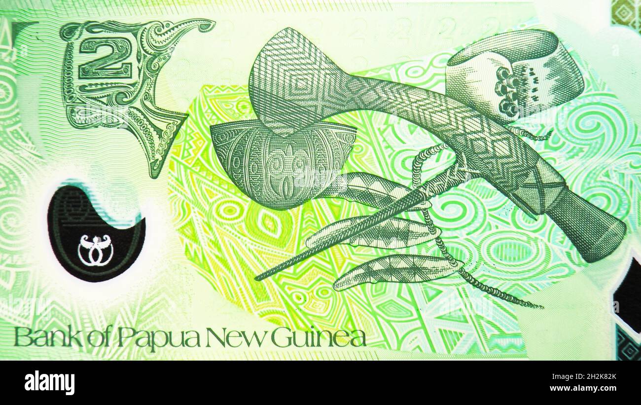 2 Kina-Fimo-Banknote, Bank of Papua-Neuguinea, Nahauffaltung zeigt Einen Tontopf aus dem Gebiet des Sepik-Flusses, eine Axt aus der Mount Hagen-Volca Stockfoto
