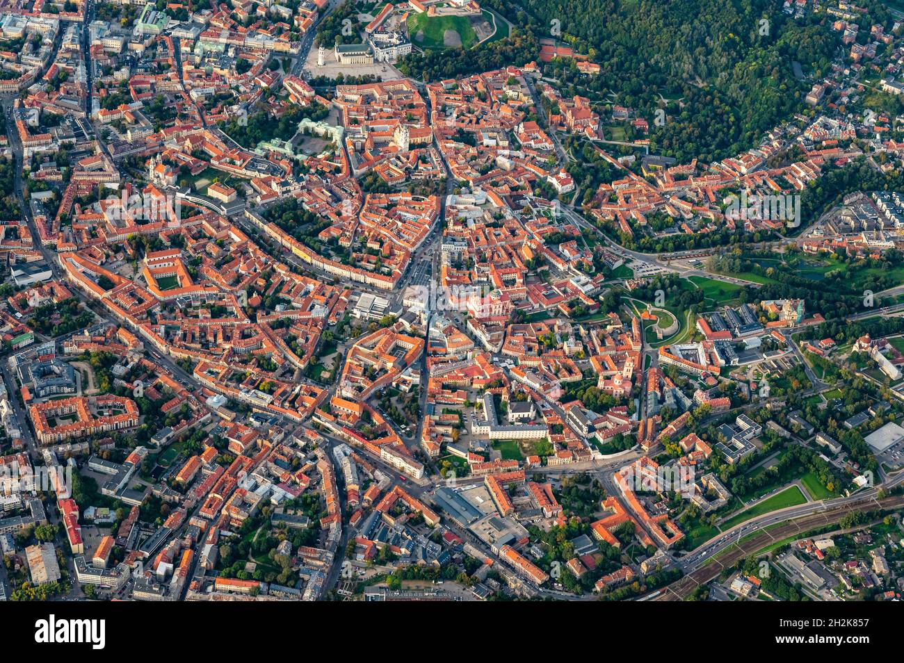 Panoramablick auf den zentralen Teil der litauischen Hauptstadt Vilnius vom Heißluftballon aus. Blick vom Himmel auf die Altstadt Stockfoto