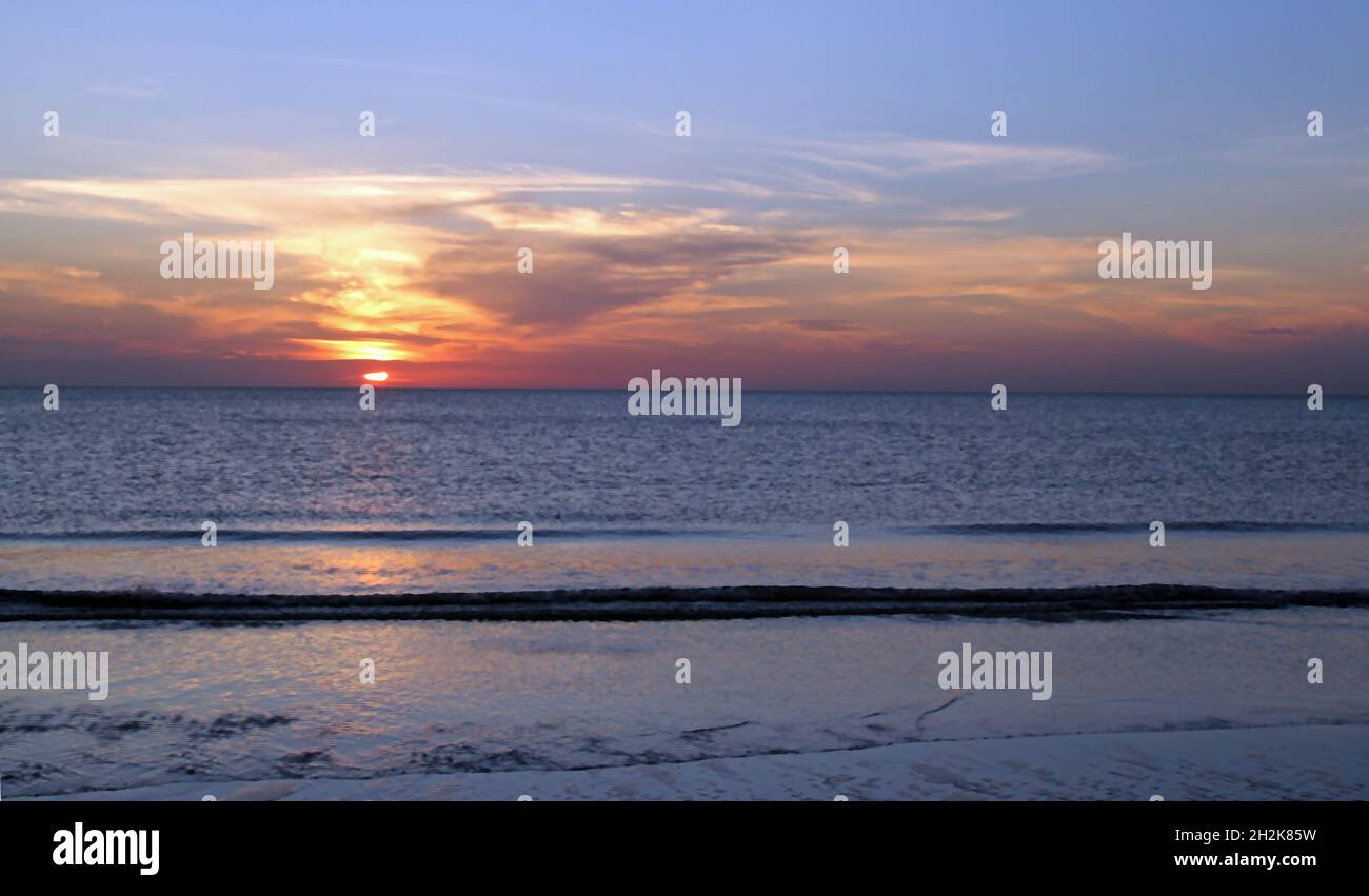 Sonne und Wolke bei Sonnenuntergang mit schönen Farben von der Strand Stockfoto