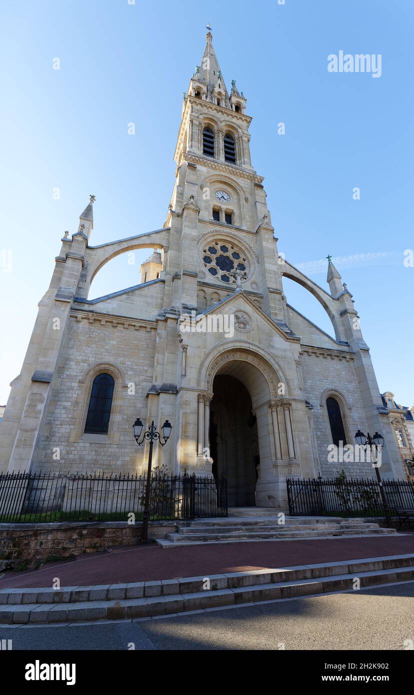 Die Kirche Saint Clodoald wurde 1815-1892 im romanischen gotischen Stil erbaut. Der erste Stein wurde 1787 von Königin Marie-Antoinette gelegt. Saint Clou Stockfoto