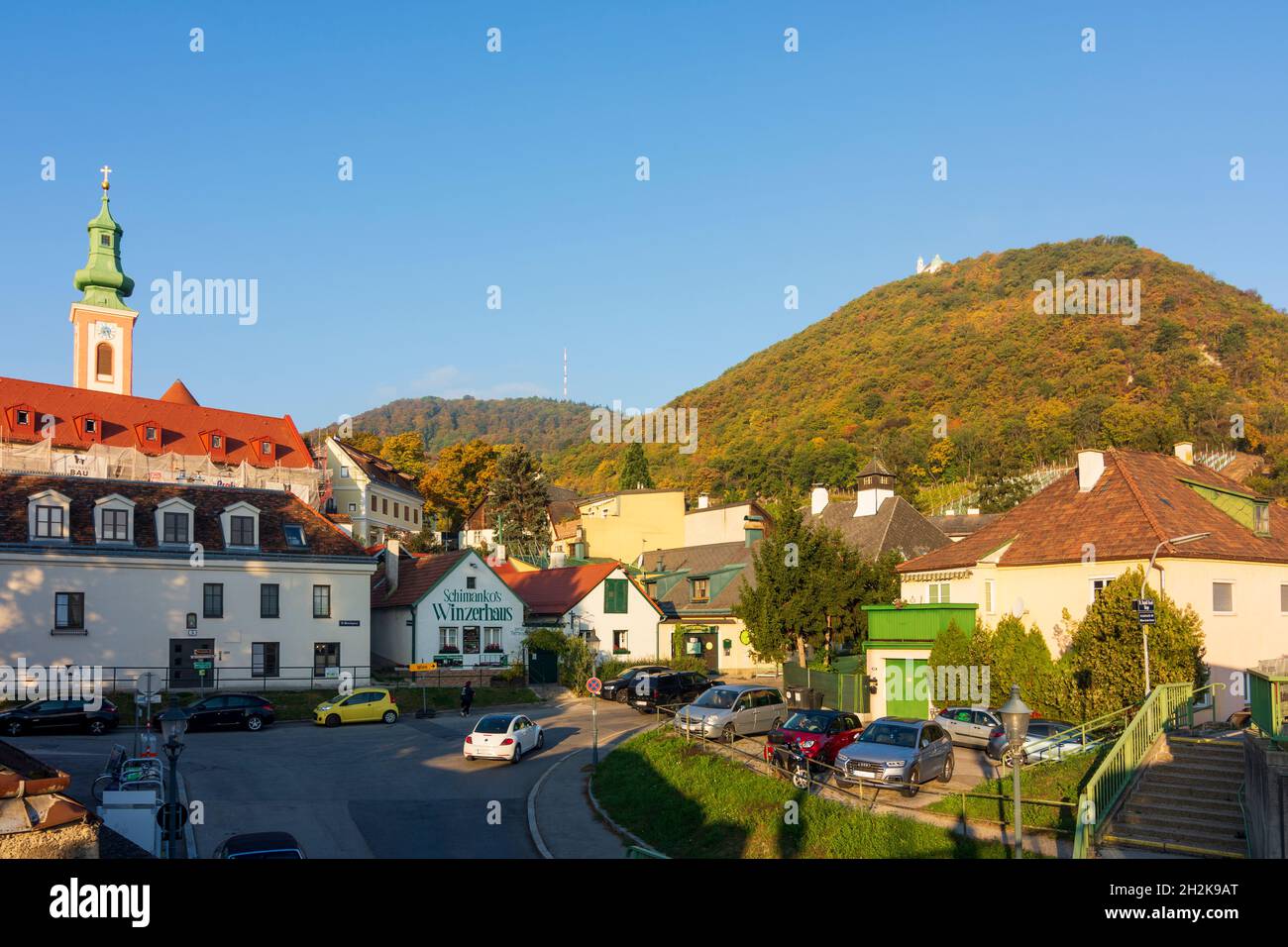 Wien, Wien: kirche und Weiler Kahlenbergerdorf, Berg Kahlenberg (links) und Leopoldsberg (rechts) im Jahr 19. Döbling, Wien, Österreich Stockfoto
