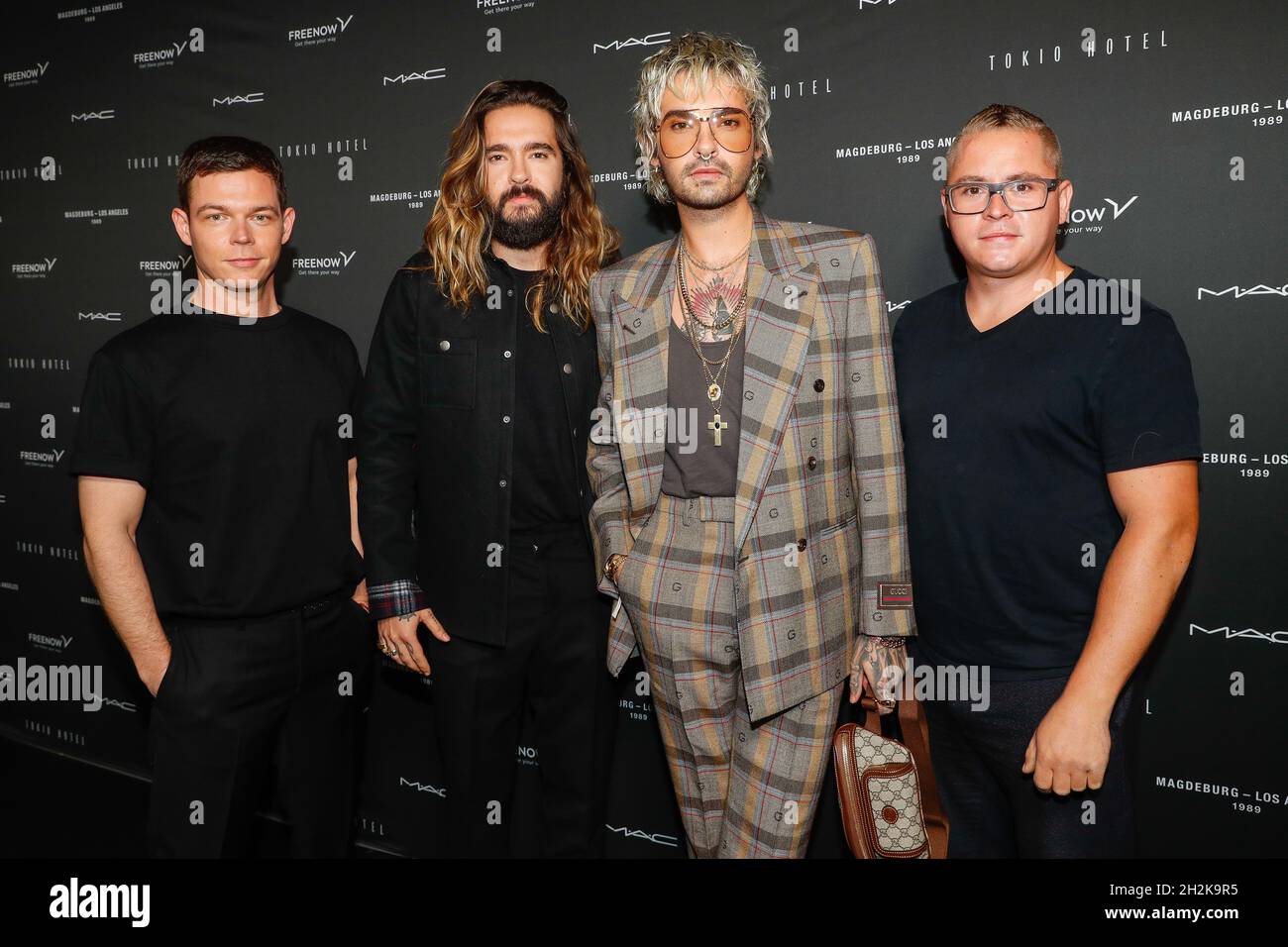 Berlin, Deutschland. Oktober 2021. Georg Listing (l-r), Tom Kaulitz, Bill Kaulitz und Gustav Schäfer kommen beim Tokio Hotel Event in Berlin an. Am Freitag wird Tokio Hotel die neue Single 'Here Comes the Night' veröffentlichen und gleichzeitig mit einer Preisverleihung in Berlin feiern. Quelle: Gerald Matzka/dpa/Alamy Live News Stockfoto