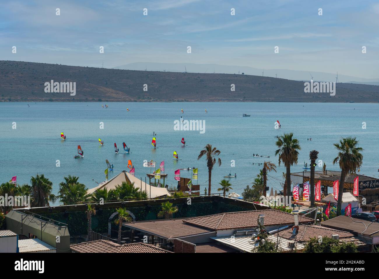 Alacati, Izmir, Türkei - August 25 2021: Panoramablick auf Alacati ist berühmt für Wind- und Kitesurfen. Stockfoto