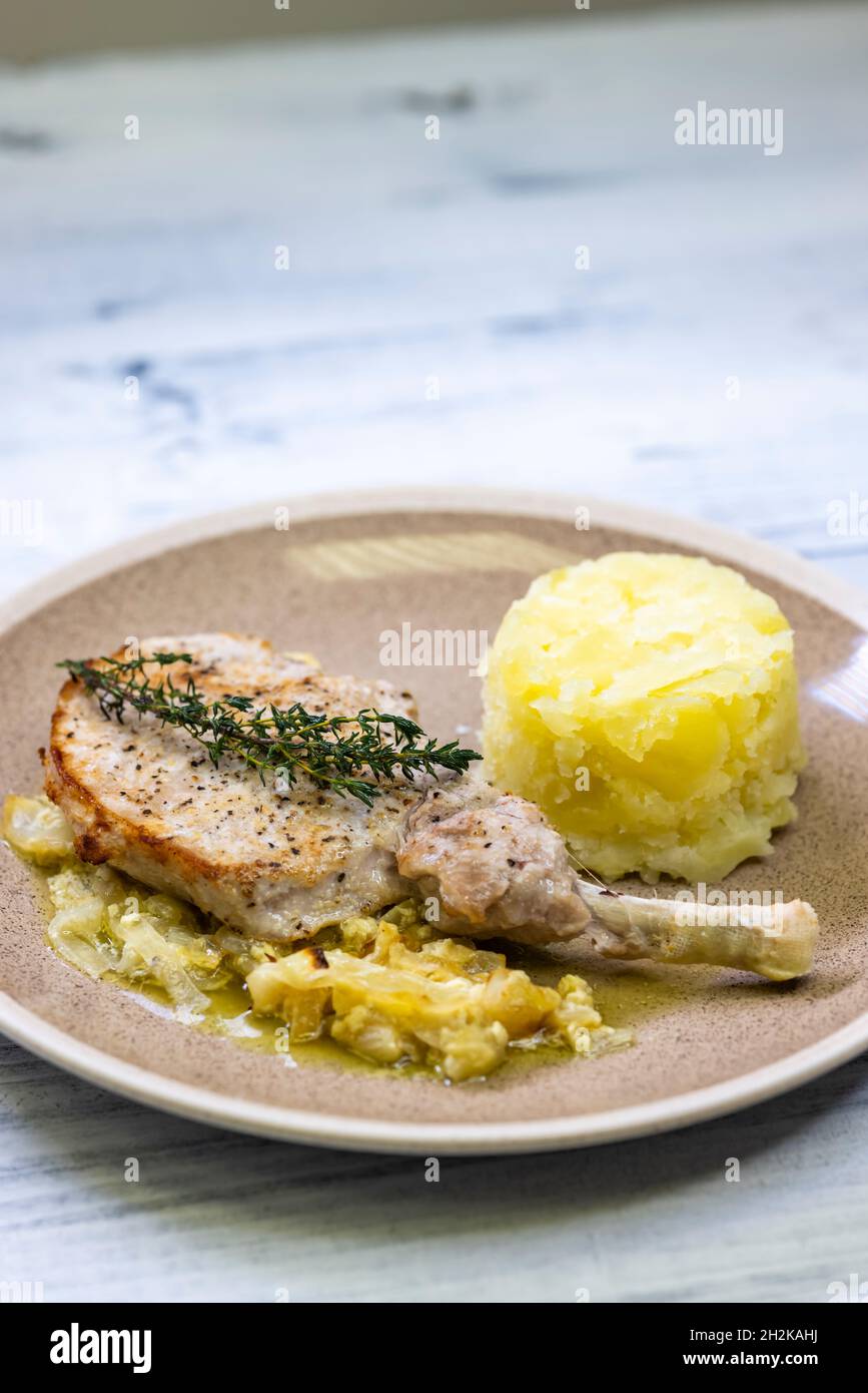Schweinekotelett mit Thymian auf cremigen Zwiebeln mit Pürree gebacken ...