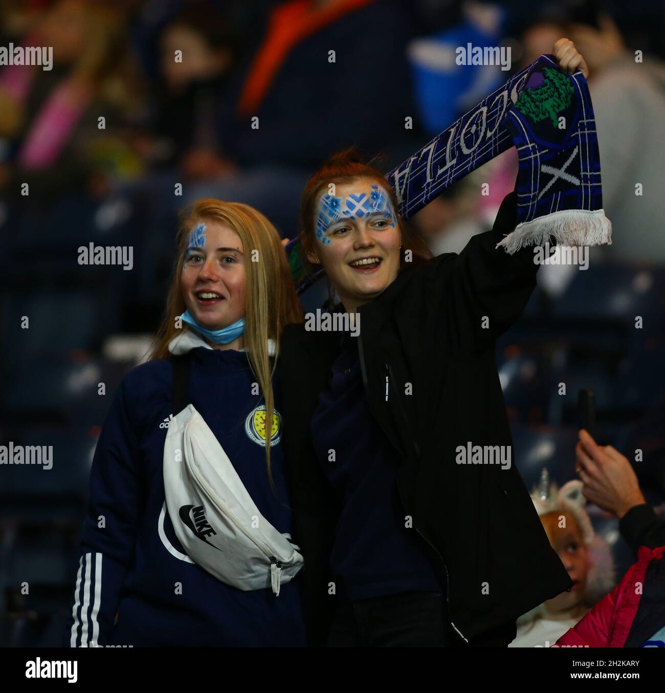 Hampden Park, Glasgow, Großbritannien. Oktober 2021. Fußball-Weltmeisterschaft der Frauen, Schottland gegen Ungarn; Schottland-Fans singen und tanzen im Stadion Credit: Action Plus Sports/Alamy Live News Stockfoto