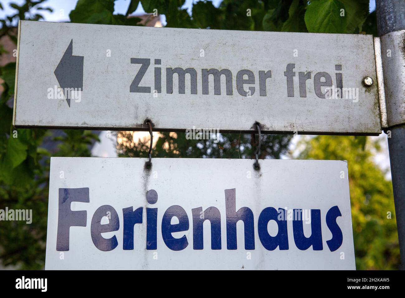 Das deutsche Zeichen Zimmer frei und Ferienhaus übersetzt in freie Stellen und Ferienhaus in englischer Sprache Stockfoto