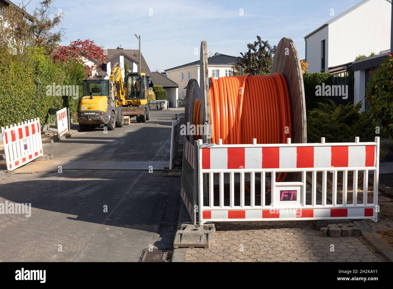 Die Deutsche Telekom installiert Glasfaserverbindungen in Wohngebäuden in Bornheim, Rheinland, 10. Oktober 2021. Stockfoto