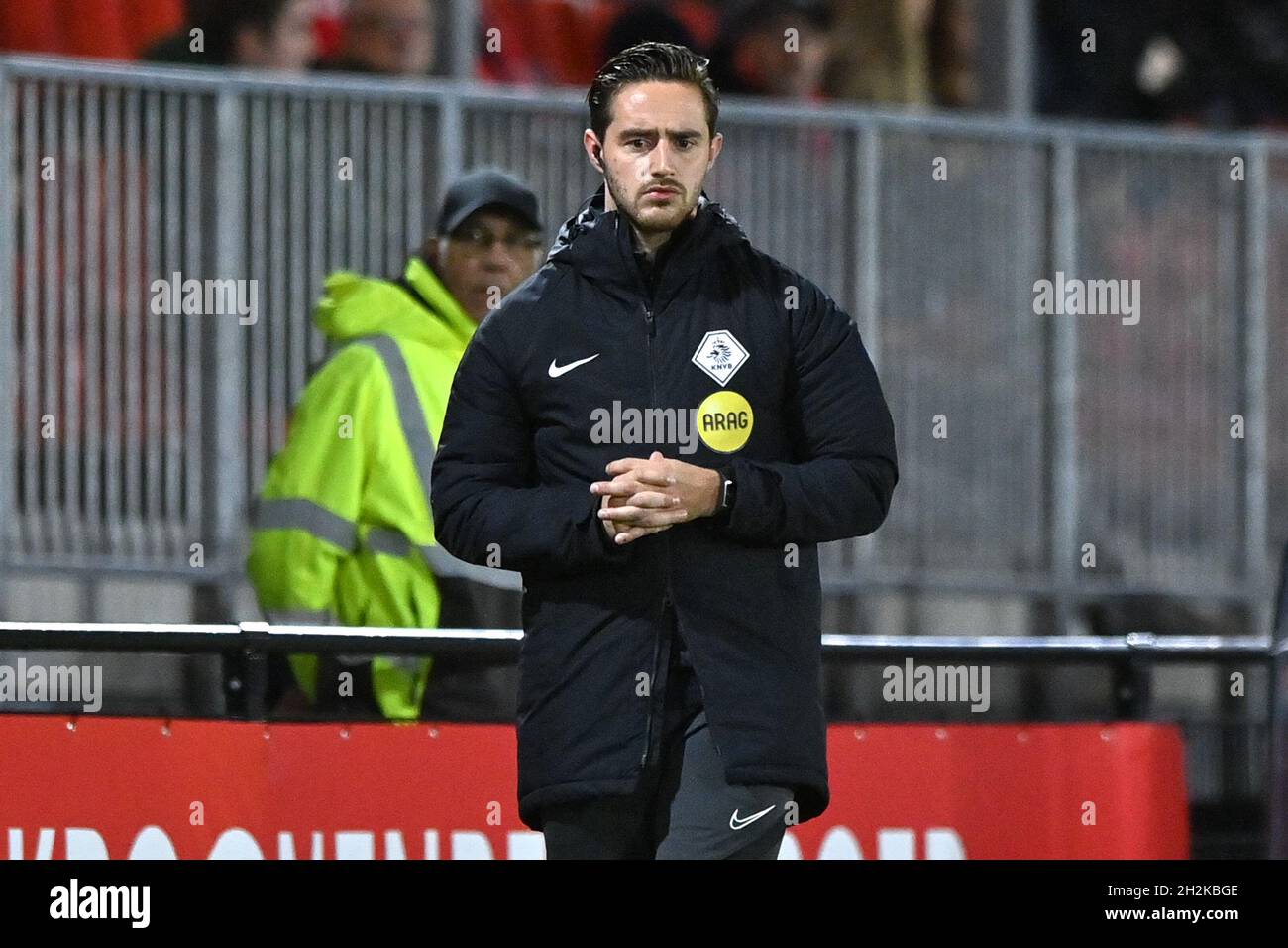 ALMERE, NIEDERLANDE - 22. OKTOBER: Assistenzschiedsrichter Haico Michielsen während des niederländischen Keukenkampioendivisie-Spiels zwischen dem FC Almere City und dem PSV U23 im Yanmar Stadion am 22. Oktober 2021 in Almere, Niederlande (Foto: Patrick Goosen/Orange Picters) Stockfoto