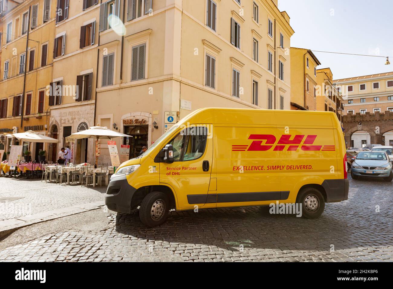 Rom, Italien - 24. Juli 2017: DHL Lieferwagen . DHL ist das weltweit größte Logistikunternehmen. DHL ist ein Weltmarktführer Stockfoto
