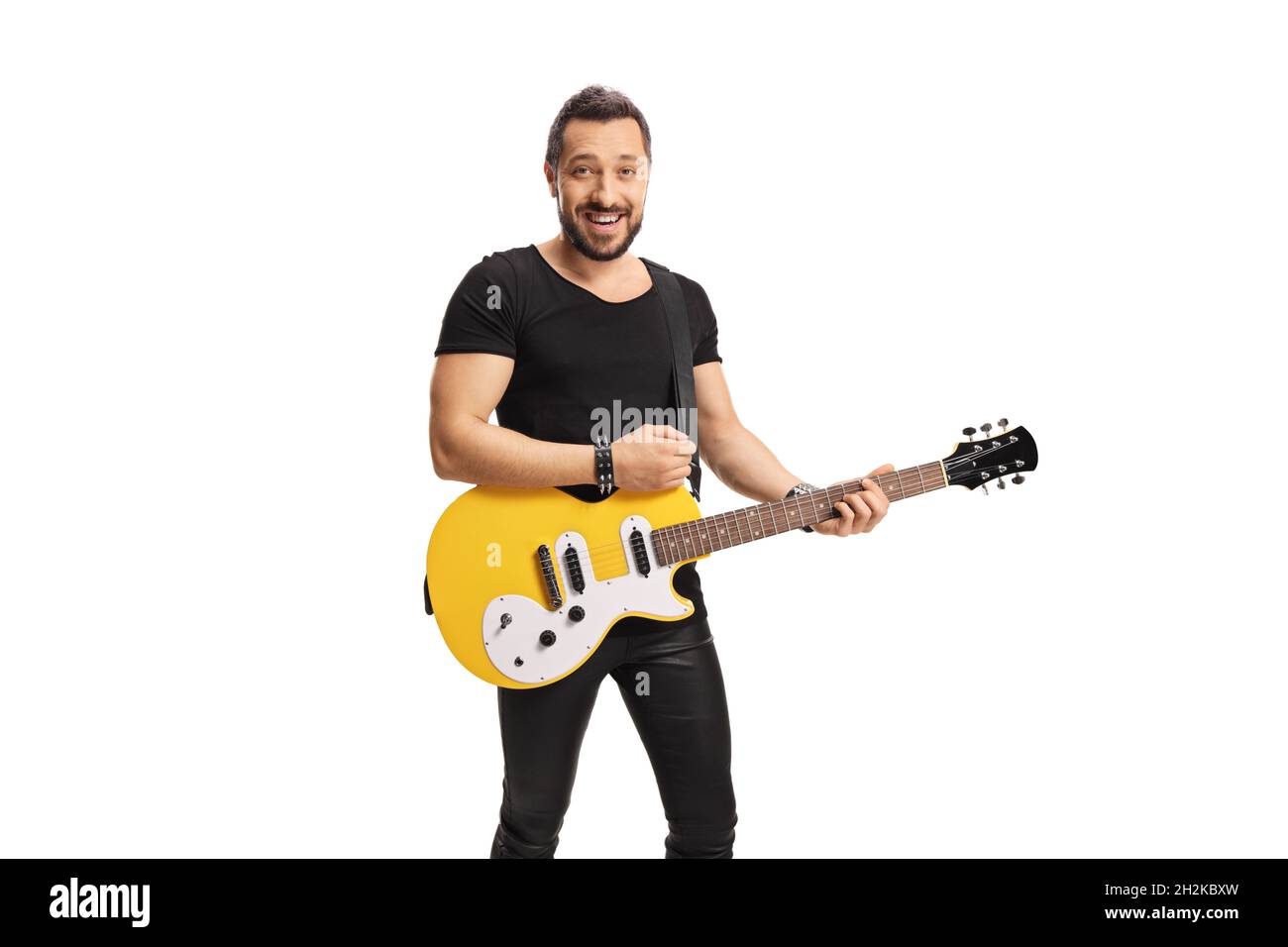 Kerl mit einer gelben E-Gitarre lächelt auf Kamera isoliert auf weißem Hintergrund Stockfoto