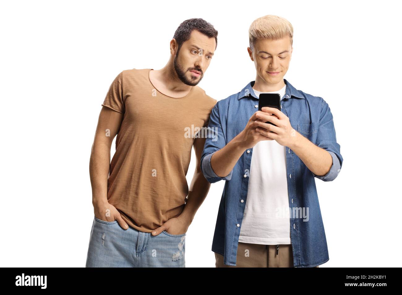 Typ tippt auf einem Handy und ein wütender Mann spioniert ihn isoliert auf weißem Hintergrund aus Stockfoto