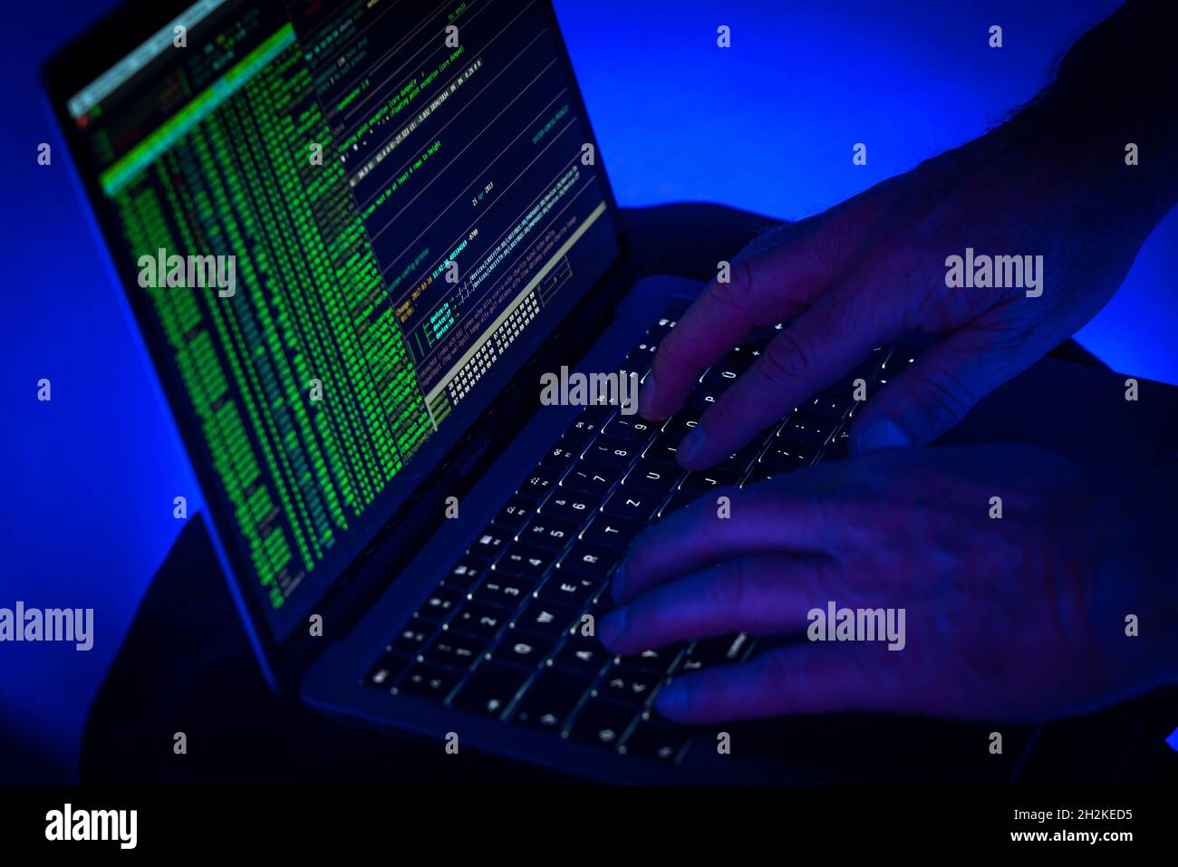 Symbolische Bild Cyber-Angriff, Computerkriminalität, Cyberkriminalität, Computer-Hacker greifen ein Netzwerk, Computer, IT-Infrastruktur Stockfoto