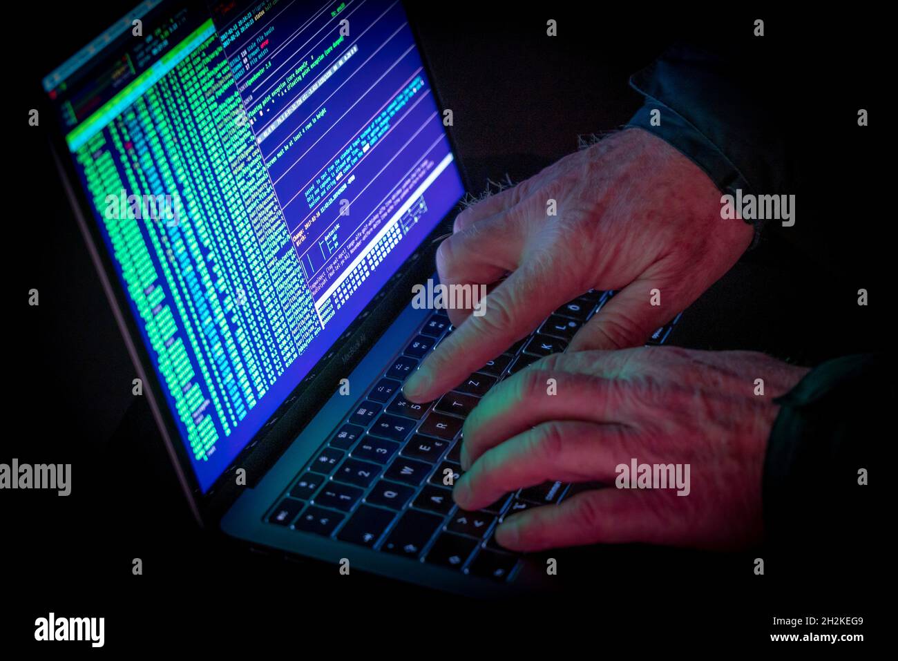 Symbolische Bild Cyber-Angriff, Computerkriminalität, Cyberkriminalität, Computer-Hacker greifen ein Netzwerk, Computer, IT-Infrastruktur Stockfoto