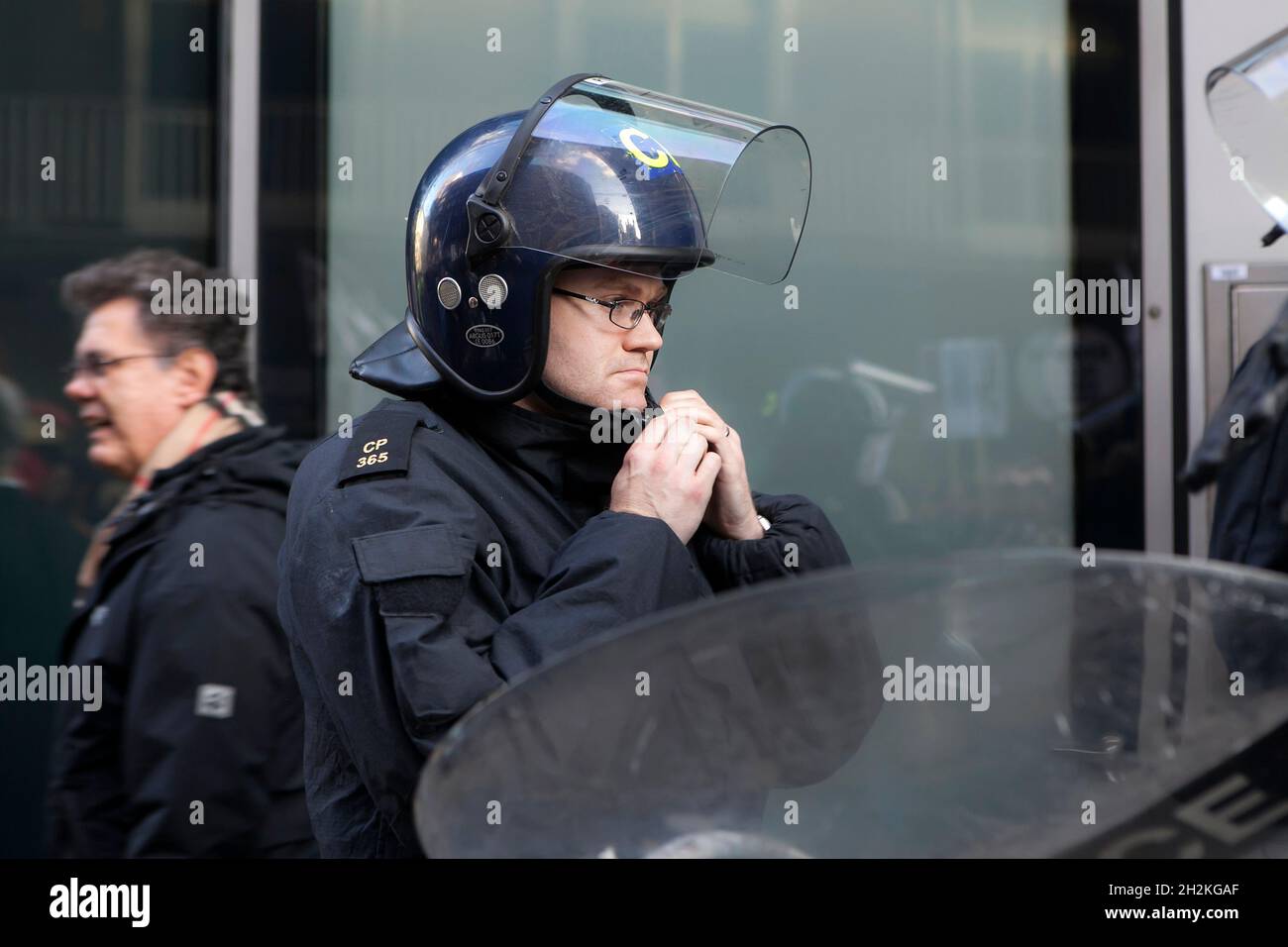 LONDON, ENGLAND - 19 2017. NOVEMBER: Studenten nehmen an einem protestmarsch gegen Gebühren und Kürzungen im Bildungssystem Teil. Die Polizei hält die Ordnung Stockfoto