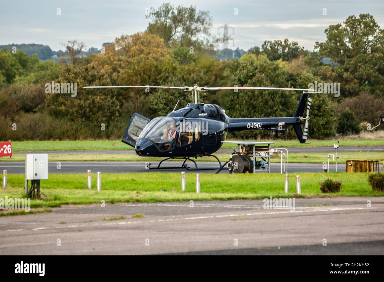 ELSTREE, LONDON, ENGLAND- 17. Oktober 2021: Leichter Hubschrauber Bell 505 Jet Ranger X, aufgenommen am Londoner Elstree Aerodrome Stockfoto