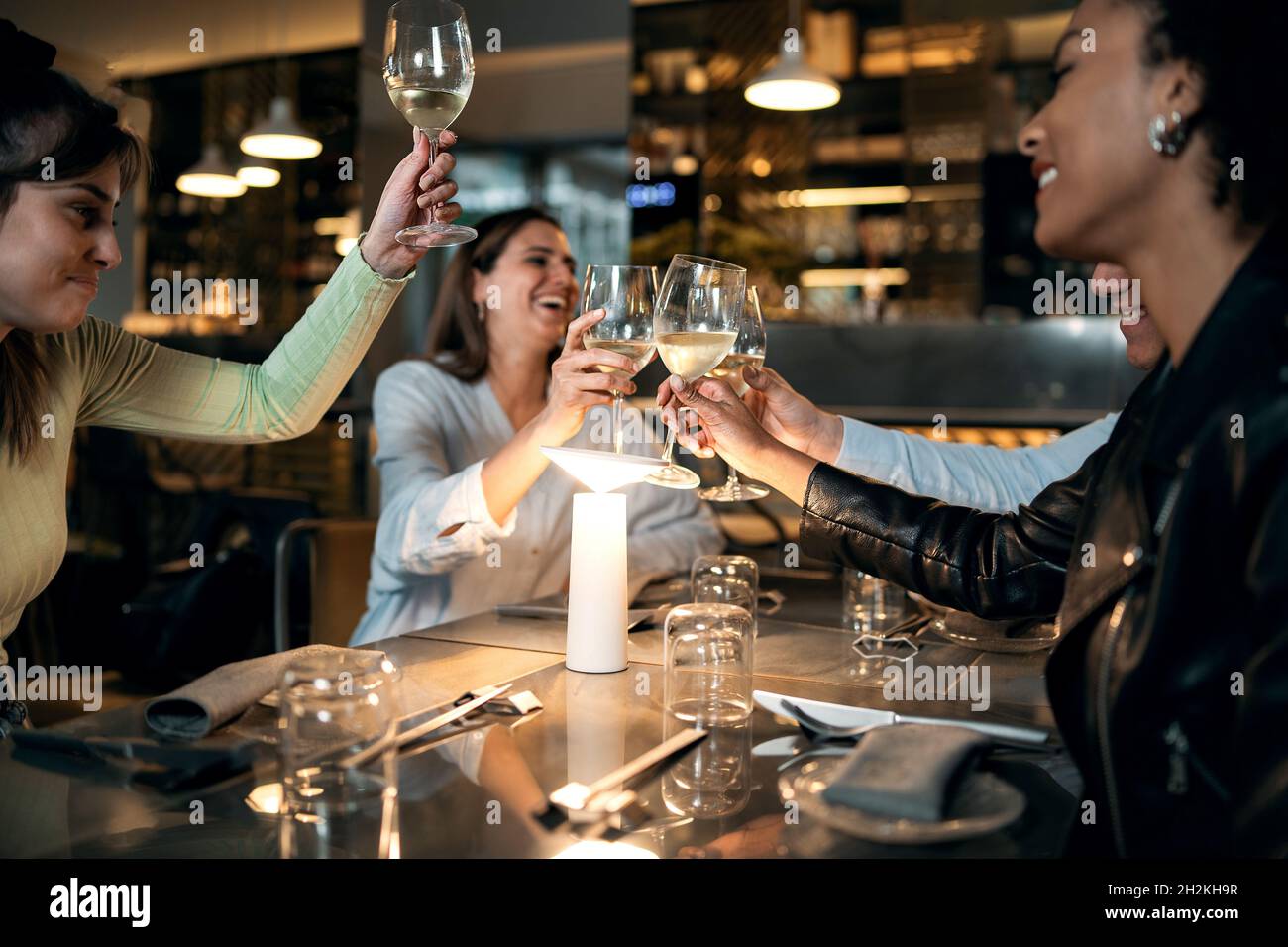 Multikulturell lächelnde beste Freunde, die Weißwein im Fusion Bar Restaurant genießen - Food-Konzept mit jungen Menschen, die Spaß zusammen haben Stockfoto