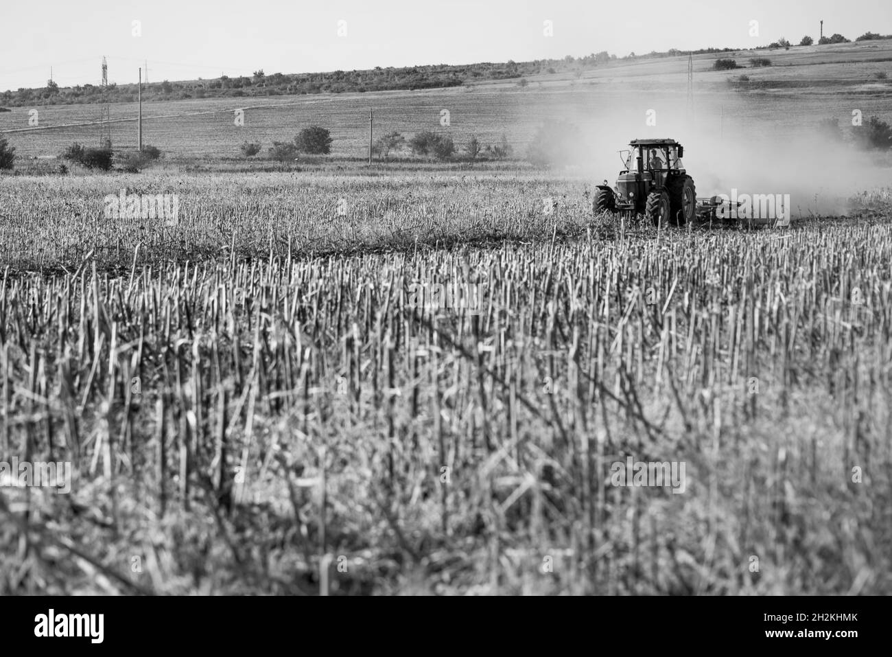 Schwarz-Weiß-Bild des Traktors pflügt Felder für die neue Ernte Stockfoto