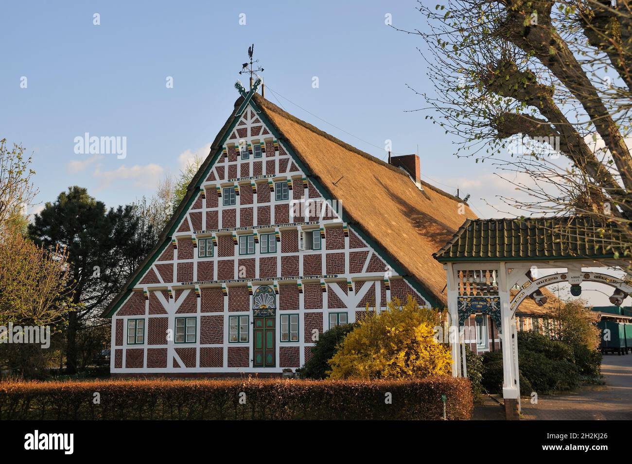 Altländer Bauernhaus mit weißer Prunkpforte, erbaut von Otto Palm um 1660, Stellmacherstraße 9, Neuenfelde, Stadtteil der Freien und Hansestadt Hambur Stockfoto