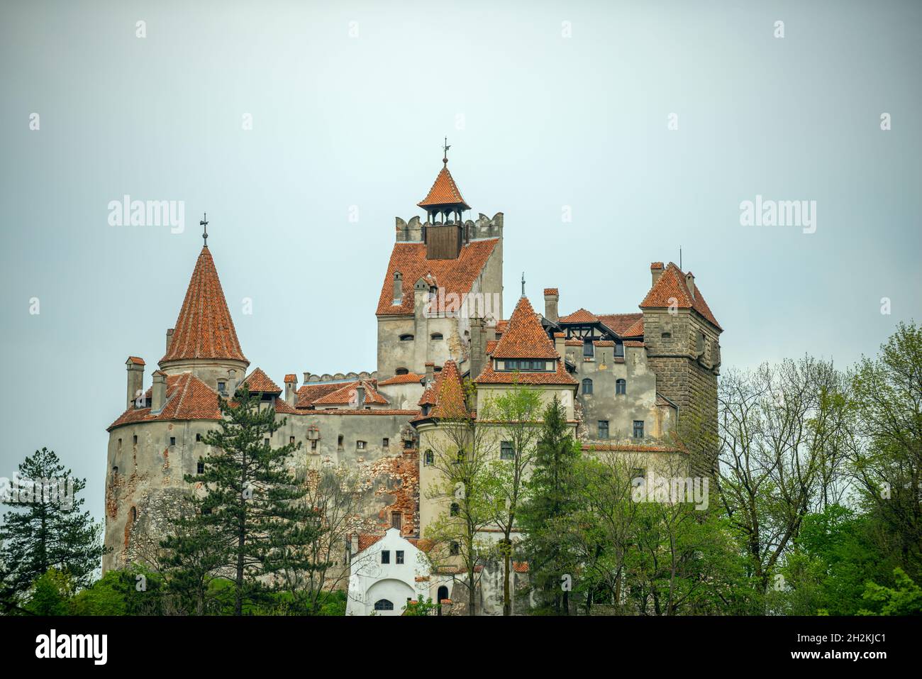 Die beliebte und bekannte Burg Bran, in der Nähe der Stadt Brasov in Siebenbürgen, touristisch als Draculas Schloss bekannt Stockfoto
