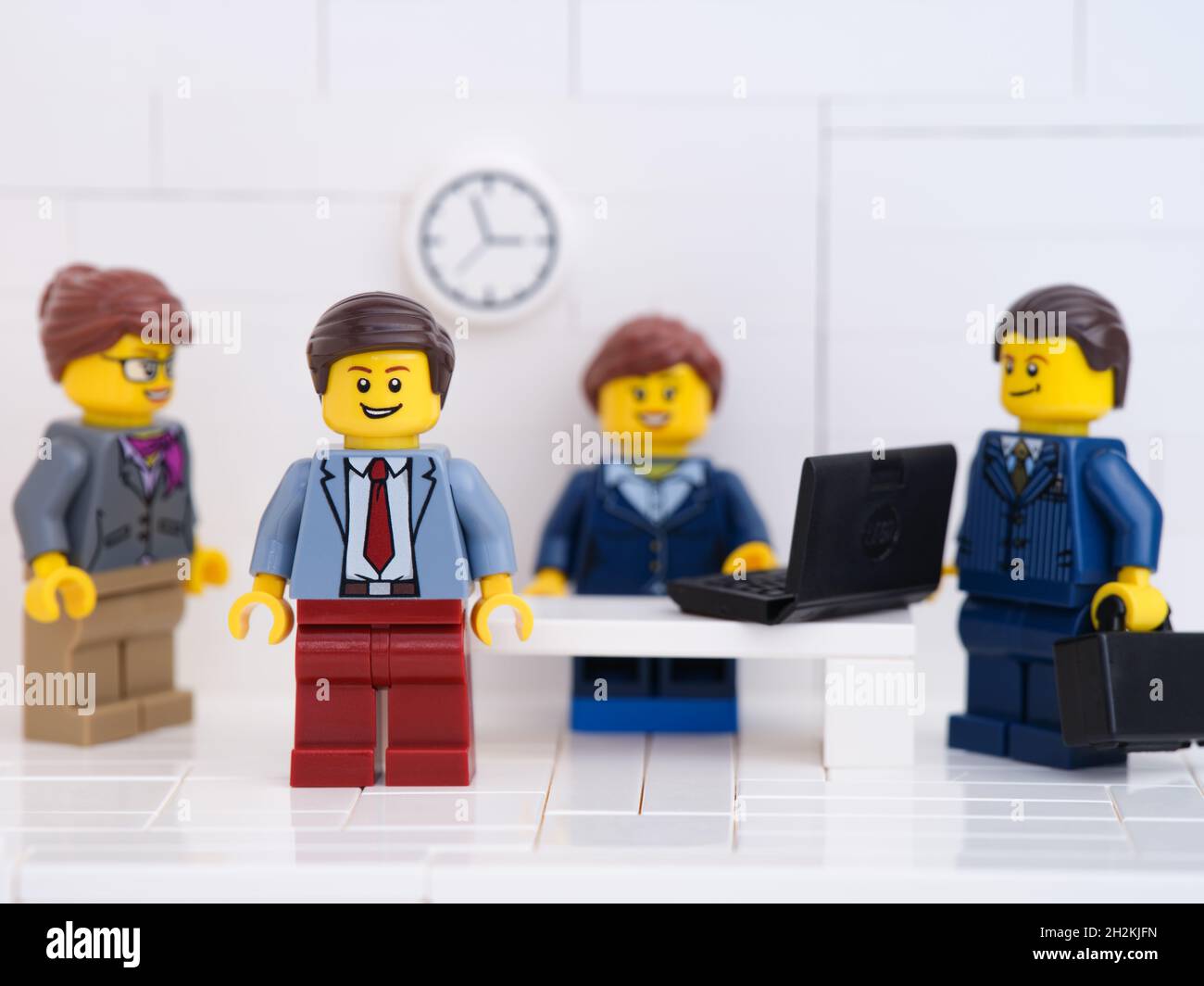 Tambow, Russische Föderation - 16. Oktober 2021 Lego-Geschäftsfrau minifiguren, die in ihrem Büro arbeiten. Stockfoto