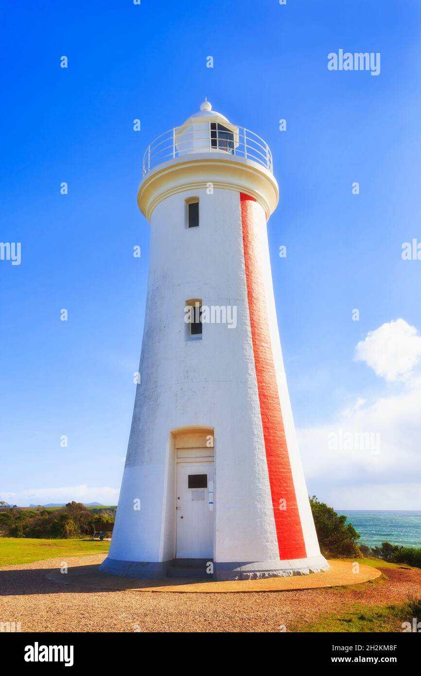 Weißer runder historischer Leuchtturm von Mersey an der Küste der Bass Strait in Tasmanien bei Devonport - sonniger klarer Tag. Stockfoto