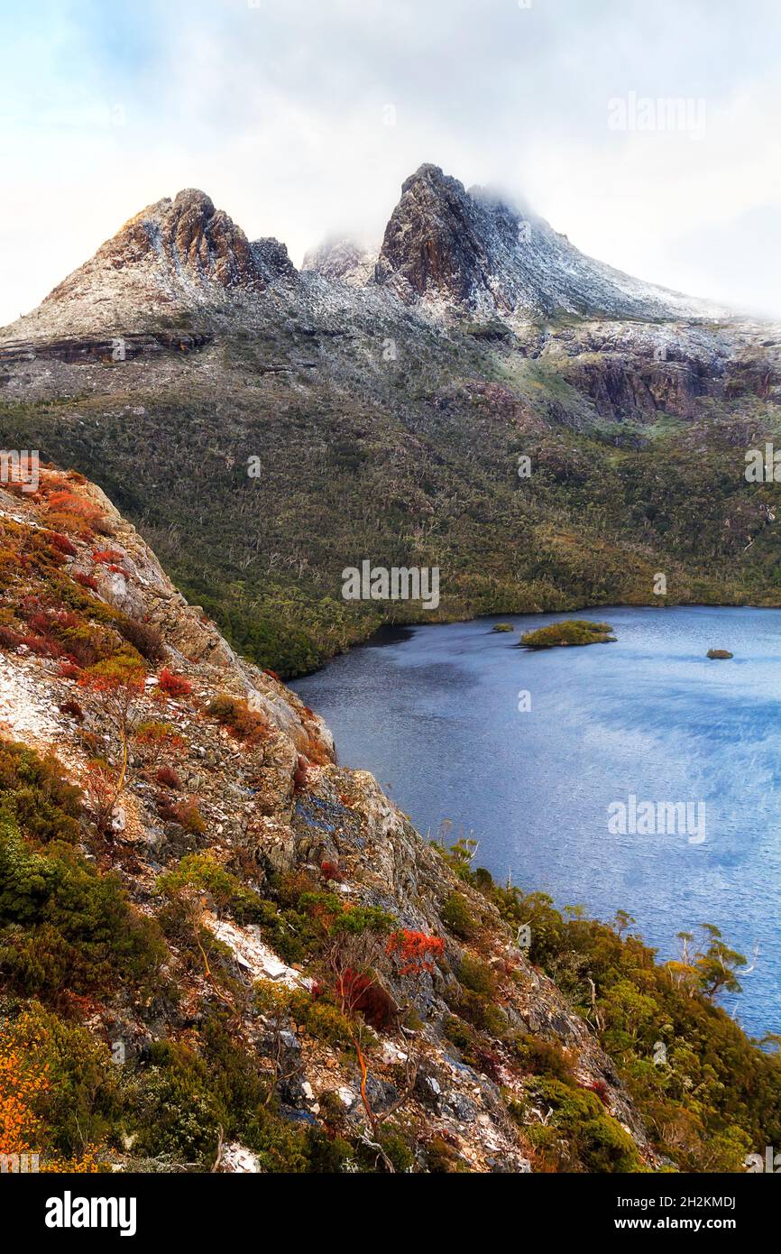 Felsige Ränder der Bergketten rund um den Dove Lake mit Cradle Mountain drei Gipfeln bei Sonnenaufgang in der Wintersaison. Stockfoto