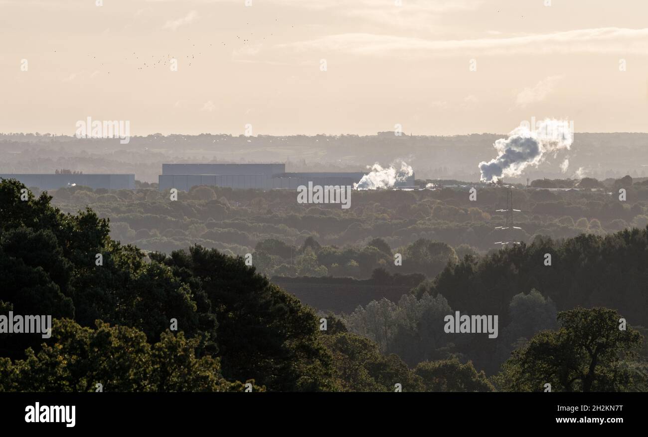 Industrielle Verschmutzung durch Fabriken und Waldlandschaft. Stockfoto