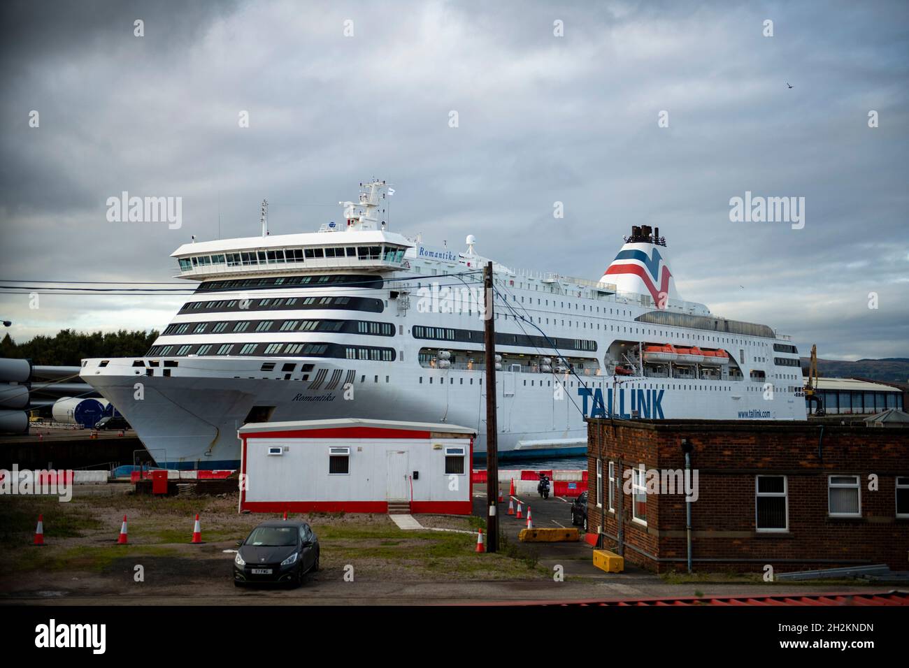 Glasgow, Schottland, Großbritannien. Oktober 2021. IM BILD: MS Romantika - eine Kreuzfahrtfähre, die von der estnischen Fährgesellschaft Tallink betrieben wird. Aufgrund der COP26-Klimakonferenz, die Zehntausende von Menschen erwartet, hat ein schwerer Mangel an Unterkünften Glasgow geplagt, So haben die Organisatoren des Klimagipfels 2 Schiffe organisiert - dieses (im Bild) liegt derzeit im George V Dock am Fluss Clyde, um das Problem des Hotelmangels zu lindern. Die COP26 beginnt am 31. Oktober. Quelle: Colin Fisher/Alamy Live News Stockfoto