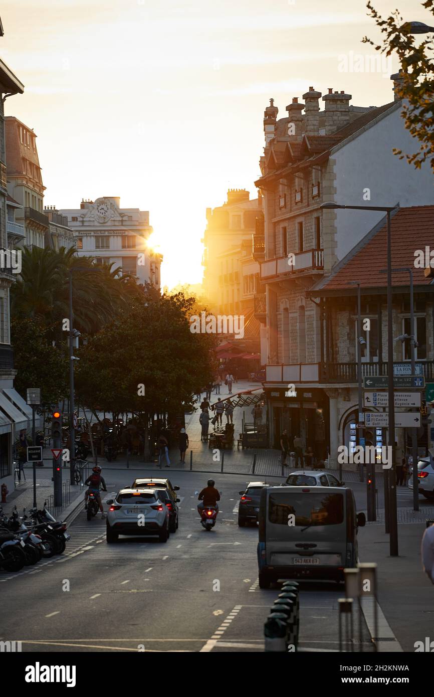 Blick auf den Sonnenuntergang von der Avenue de Verdun (Biarritz, Frankreich). Stockfoto