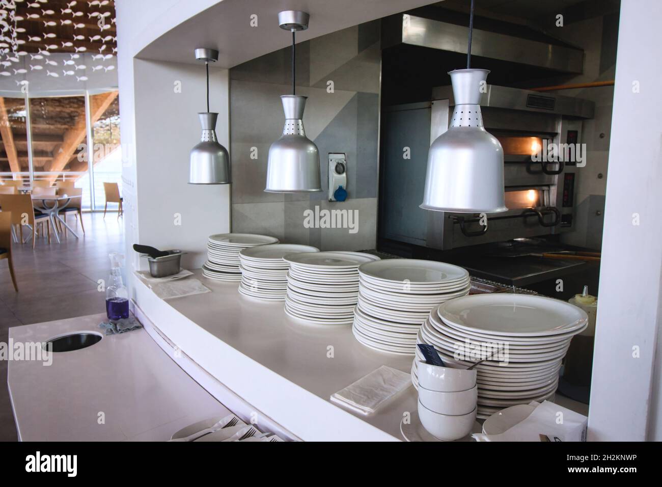 Küche mit Durchreiche in einem modernen Design-Restaurant Stockfotografie -  Alamy