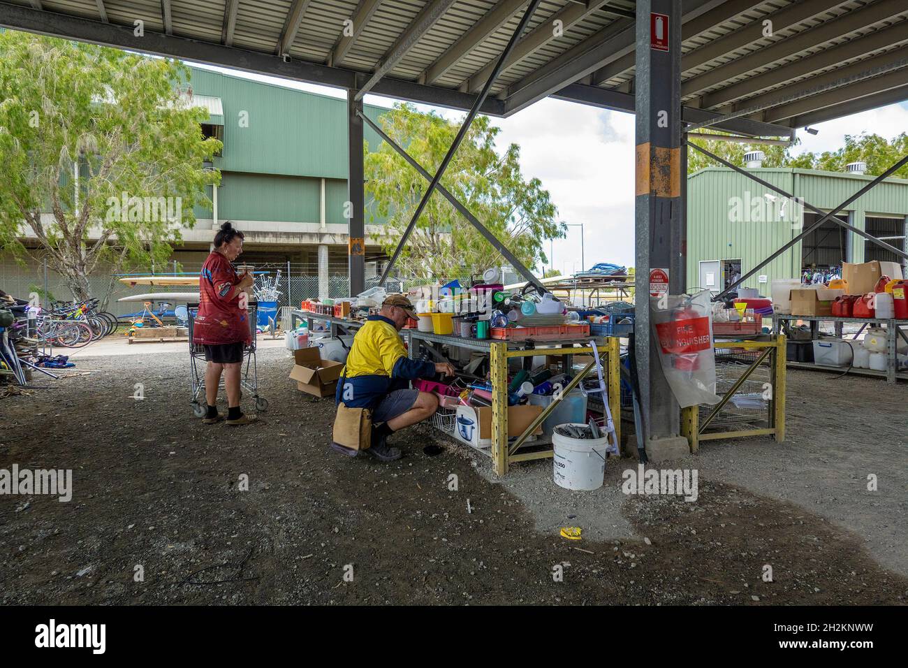 Mackay, Queensland, Australien - Oktober 2021: Paare suchen im lokalen Dump Tip Shop nach dem richtigen Artikel Stockfoto