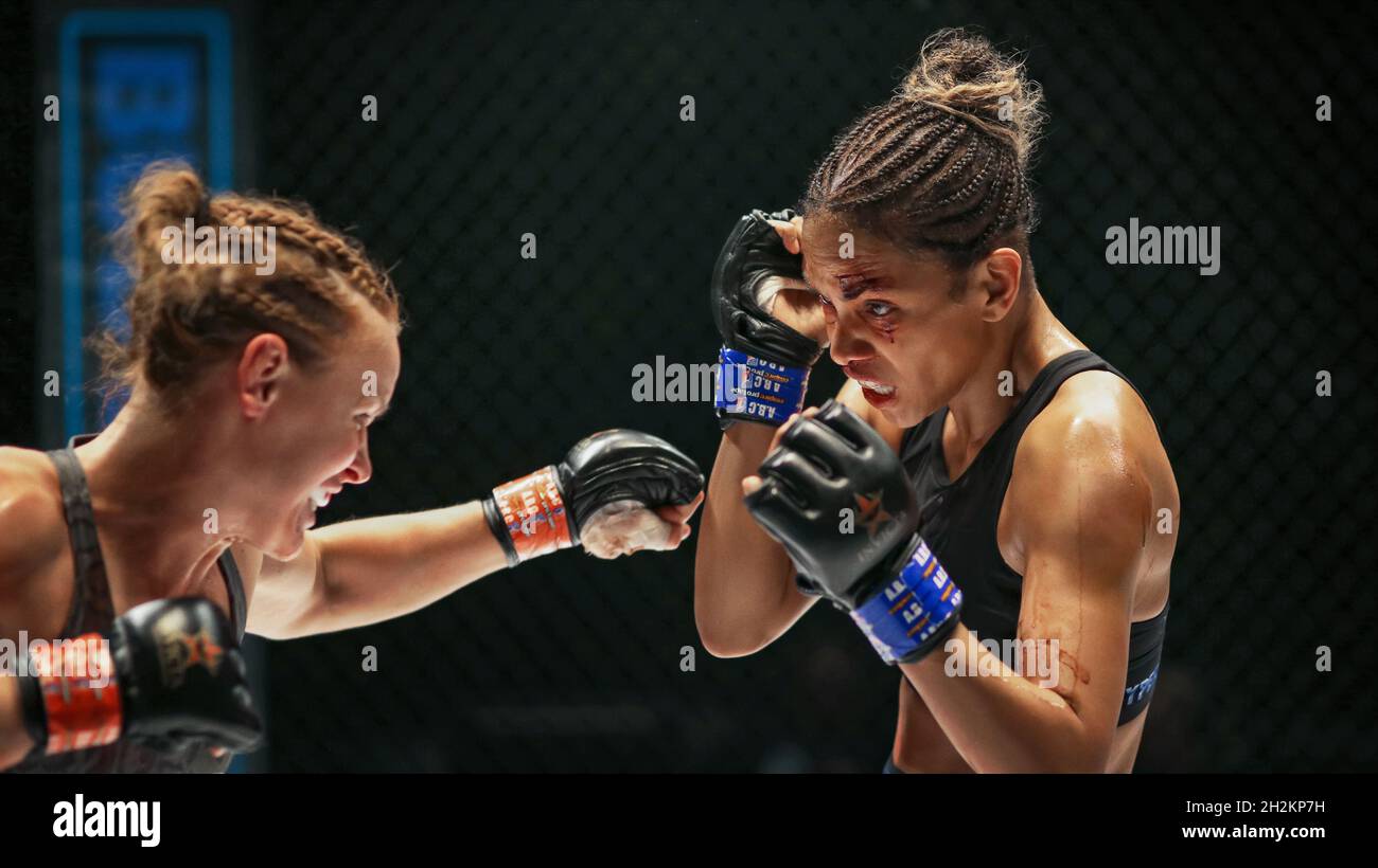 VERÖFFENTLICHUNG: 24. November 2021 TITEL: Bluised STUDIO: Thunder Road Pictures REGIE: Halle Berry PLOT: Eine entgrabte MMA-Kämpferin findet Erlösung im Käfig und den Mut, ihren Dämonen zu begegnen, als der Sohn, den sie als Kind aufgegeben hatte, unerwartet wieder in ihr Leben zurückkehrt. HAUPTROLLE: HALLE BERRY als Jackie Justice, VALENTINA SCHEVCHENKO als Lady Killer. (Kreditbild: © Thunder Road Pictures/Entertainment Pictures) Stockfoto