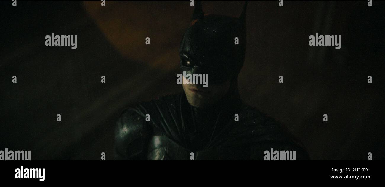 VERÖFFENTLICHUNG: 4. März 2022 TITEL: The Batman STUDIO: Warner Bros REGIE: Matt Reeves PLOT: In seinem zweiten Jahr der Verbrechensbekämpfung deckt Batman Korruption in Gotham City auf, die mit seiner eigenen Familie in Verbindung steht, während er einem Serienmörder, der als Riddler bekannt ist, gegenübersteht. HAUPTROLLE: ROBERT PATTINSON als Batman. (Kreditbild: © Warner Bros/Entertainment Picturs) Stockfoto