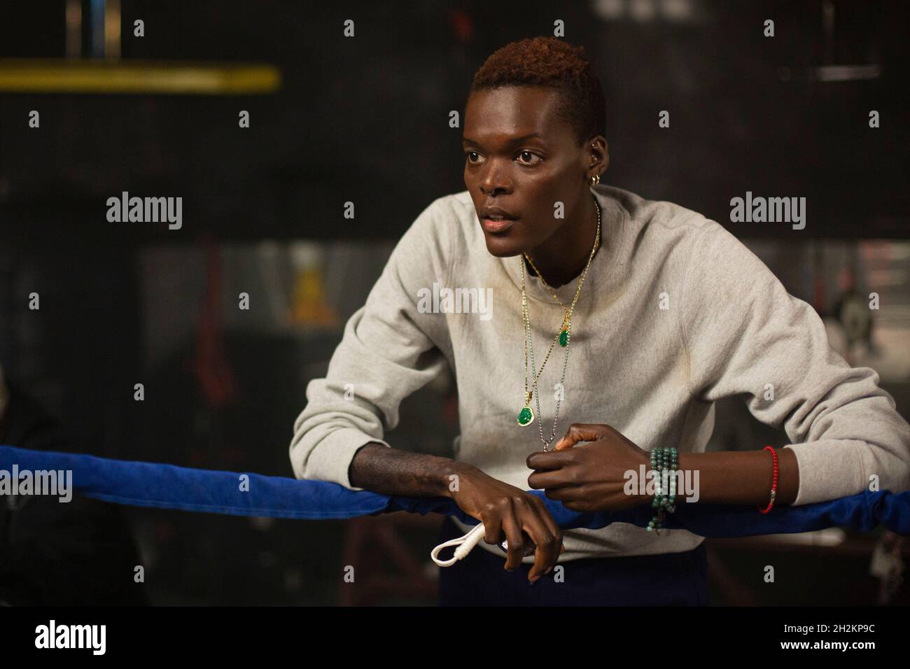 VERÖFFENTLICHUNG: 24. November 2021 TITEL: Bluised STUDIO: Thunder Road Pictures REGIE: Halle Berry PLOT: Eine entgrabte MMA-Kämpferin findet Erlösung im Käfig und den Mut, ihren Dämonen zu begegnen, als der Sohn, den sie als Kind aufgegeben hatte, unerwartet wieder in ihr Leben zurückkehrt. MIT SHEILA ATIM als Bobbi Buddhakan Berroa. (Kreditbild: © Thunder Road Pictures/Entertainment Pictures) Stockfoto