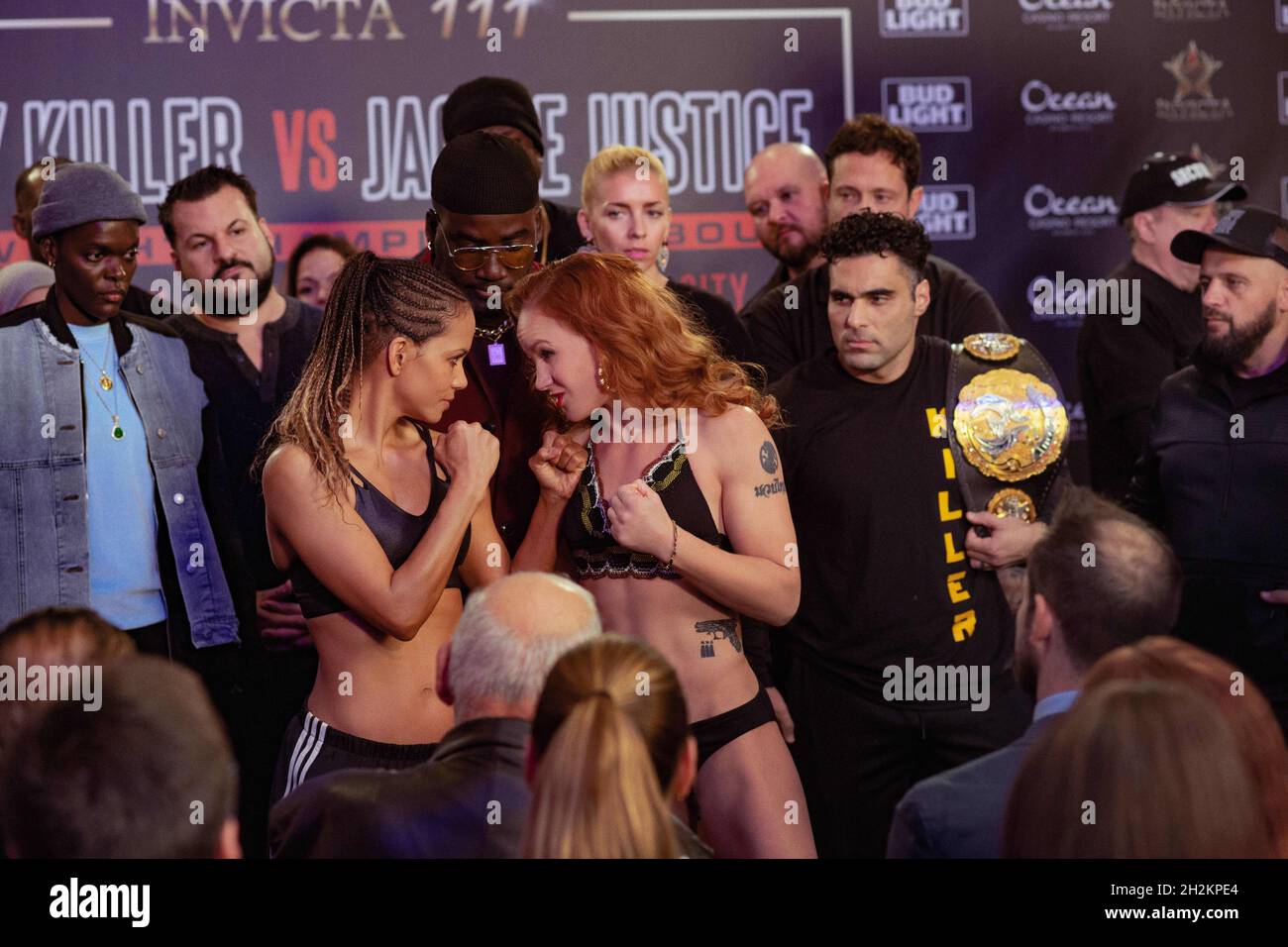 VERÖFFENTLICHUNG: 24. November 2021 TITEL: Bluised STUDIO: Thunder Road Pictures REGIE: Halle Berry PLOT: Eine entgrabte MMA-Kämpferin findet Erlösung im Käfig und den Mut, ihren Dämonen zu begegnen, als der Sohn, den sie als Kind aufgegeben hatte, unerwartet wieder in ihr Leben zurückkehrt. MIT SHEILA ATIM als Bobbi Buddhakan Berroa, HALLE BERRY als Jackie Justice, SHAMIER ANDERSON als Immaculate, VALENTINA SCHEVCHENKO als Lady Killer. (Kreditbild: © Thunder Road Pictures/Entertainment Pictures) Stockfoto