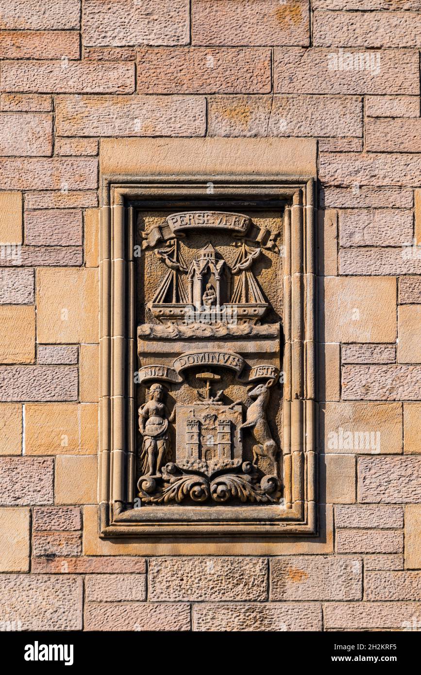 Geschnitztes Wandmotiv und Inschrift aus Sandstein mit Leith-Motto „Perevere“ und Wappen, Edinburgh, Schottland, Großbritannien Stockfoto