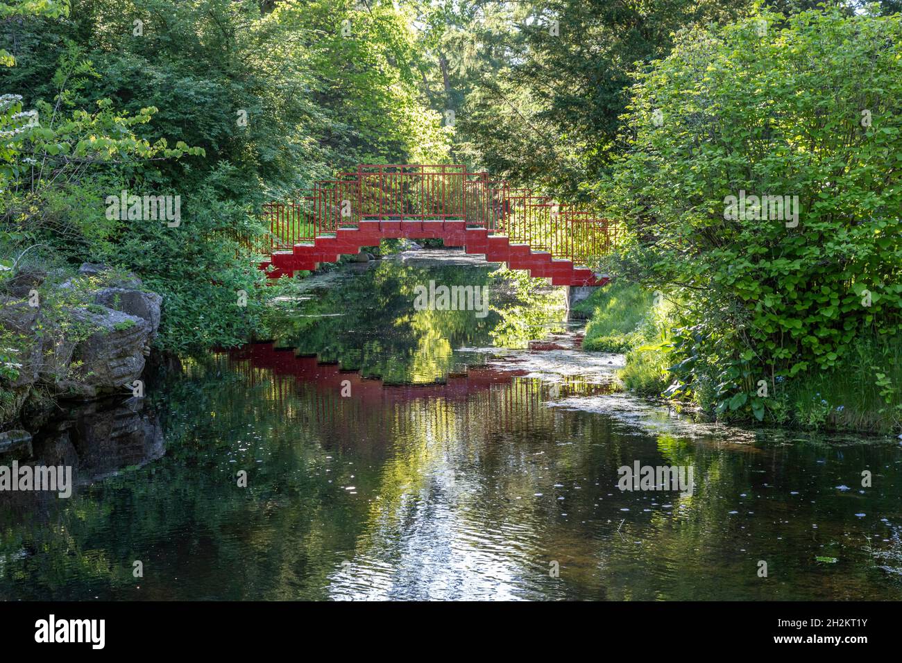 Midland, Michigan - die Rote Brücke in den Dow Gardens, ein 110 Hektar großer botanischer Garten. Heute ein beliebtes Touristenziel, war es ursprünglich die Heimat von Herbe Stockfoto