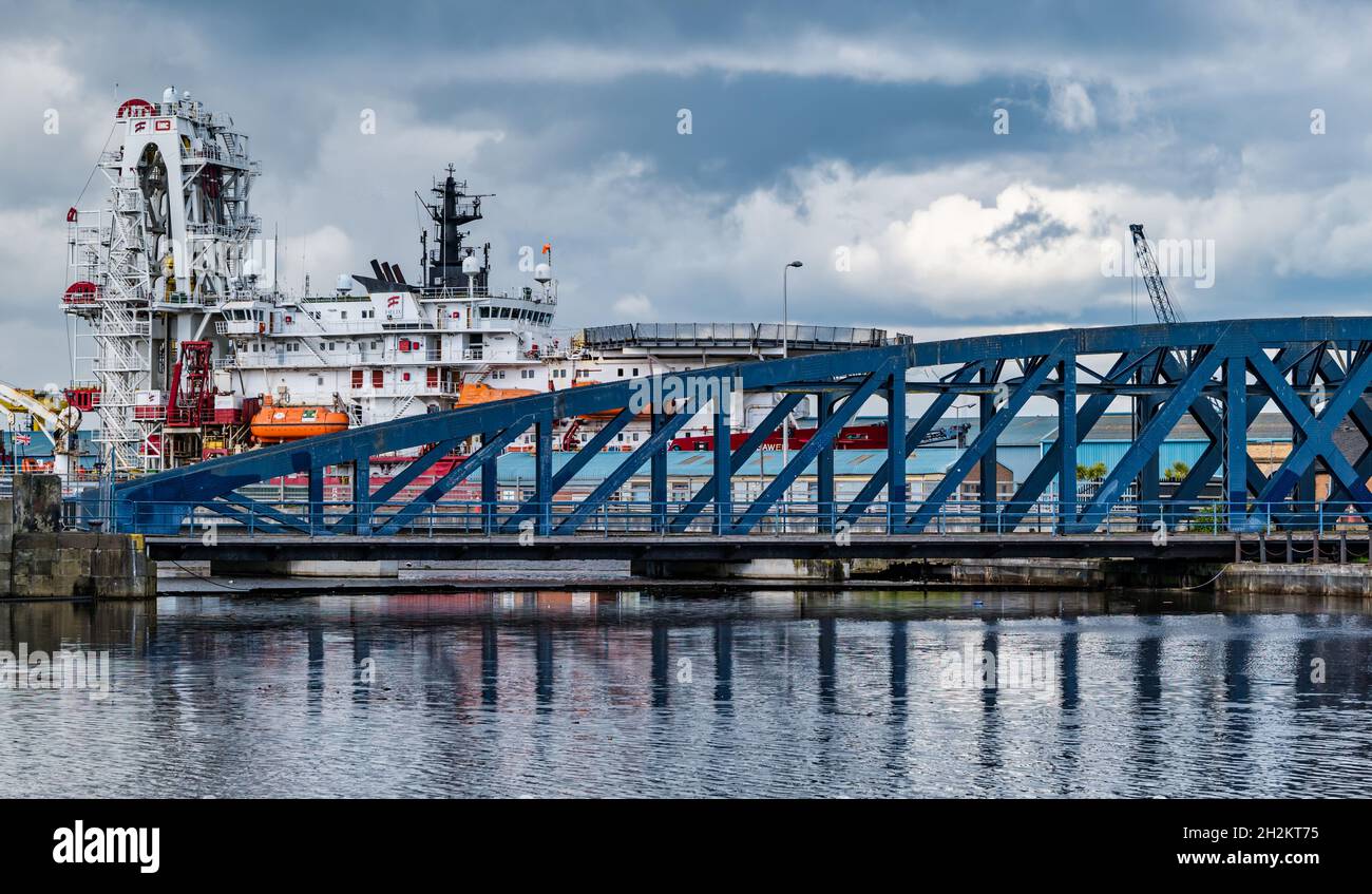 Offshore-Versorgungsschiff der Ölindustrie in Leith Docks mit alter Victoria-Schaukelbrücke, Water of Leith, Edinburgh, Schottland, Großbritannien Stockfoto