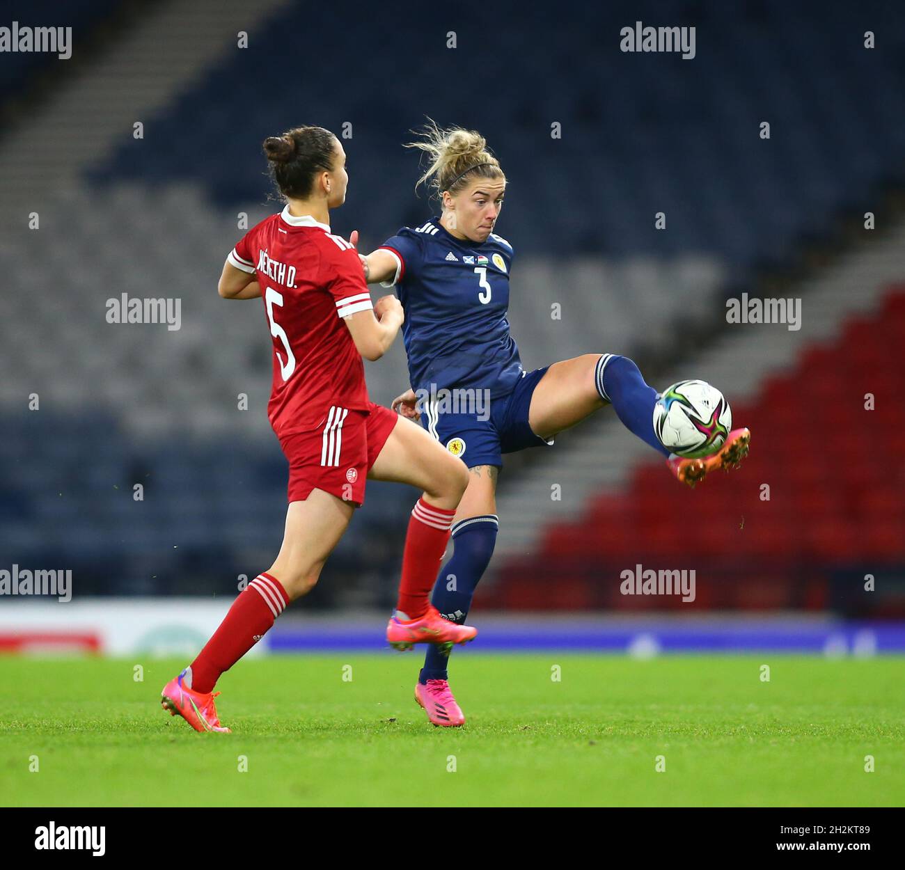 Hampden Park, Glasgow, Großbritannien. Oktober 2021. FIFA Fußball-Weltmeisterschaft der Frauen, Schottland gegen Ungarn; Nicola Docherty aus Schottland macht aus Diana Nemeth aus Ungarn den Ball frei Credit: Action Plus Sports/Alamy Live News Stockfoto