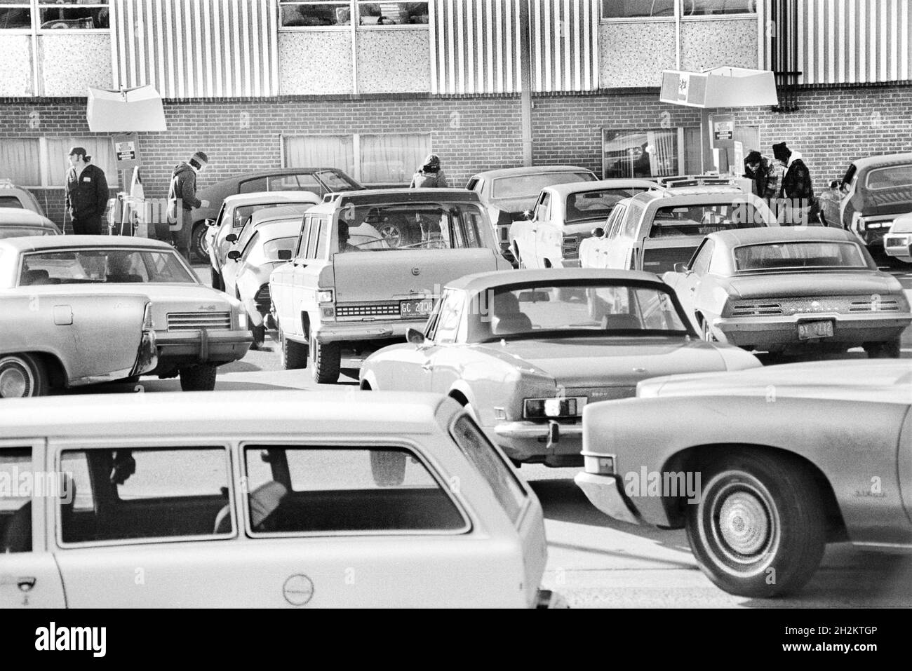 Autos standen an der Tankstelle, Maryland, USA, Warren K. Leffler, US News & World Report Magazine Collection, Februar 1974 Stockfoto