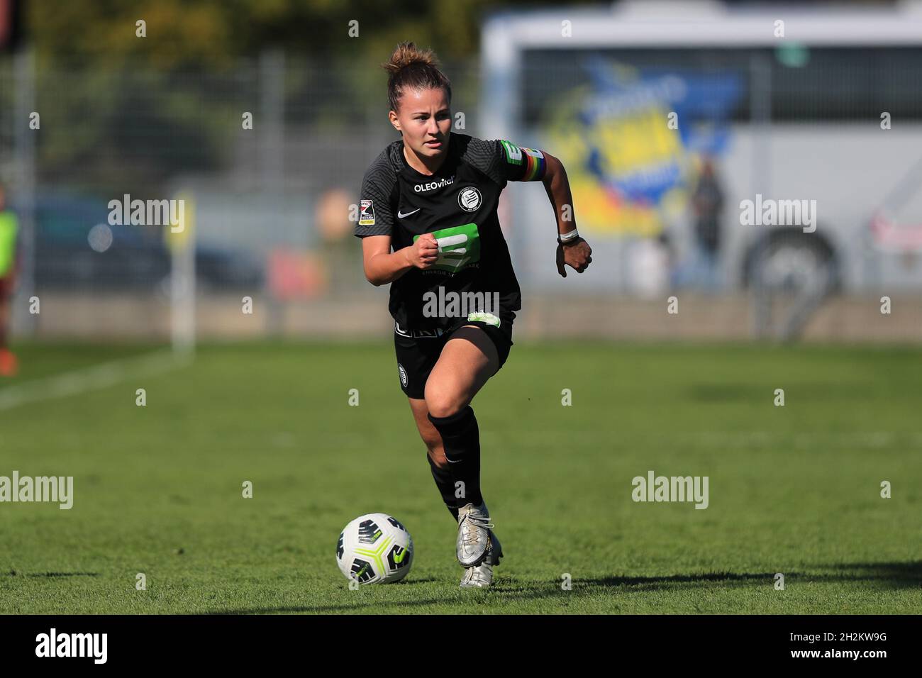 Annabel Schasching treibt beim Planet Pure Frauen Bundesliga-Spiel Sturm Graz gegen SKN St. Polen Frauen in Wien den Balk nach vorne Tom Seiss/ SPP Stockfoto